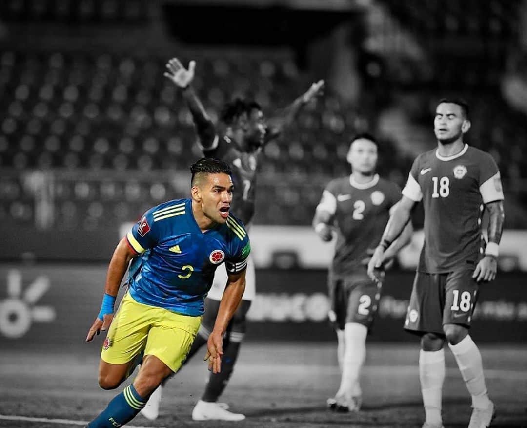 サッカー コロンビア代表チームのインスタグラム：「No estamos llorando, se nos metió un gol de @falcao 🐯 al minuto 90 en el ojo  #VamosColombia 🇨🇴」