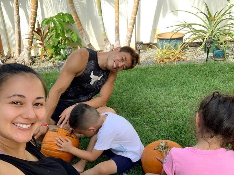 エリナ シルカのインスタグラム：「Pumpkin drawing 🎃  ハロウィン用のパンプキンにお絵描き！本当は切り抜きたいけど、双子にはまだ早いかなと思い…(考えただけでゾッとする、ある意味ハロウィン？笑) ハロウィン当日近づいたら私と山田で双子が描いた顔を切りぬいてランタンにしようかな(^^)」