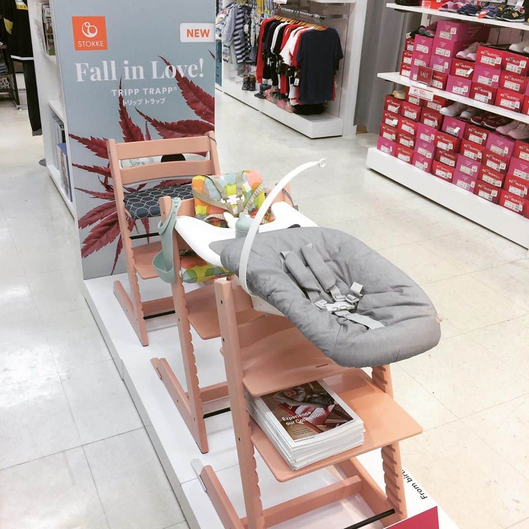 blossom39_officialさんのインスタグラム写真 - (blossom39_officialInstagram)「京王百貨店新宿店では《STOKKE》の取り扱いをスタートいたしました。  成長に合わせて座板・高さが調節できるベビーチェアー《トリップトラップ》や、日本の都市に合わせてつくられたコンパクトストローラー《ビート》などご用意しています！  サンプルも展示していますので、是非店頭でご覧くださいませ。  ※一部取り扱いのない商品もございます。  〈京王百貨店新宿店 7階　プチポワヴェールべべ〉  #blossom39 #ブロッサム39 #stokke #ストッケ #トリップトラップ #ストッケトリップトラップ #ベビーチェアー #ベビーチェアーデビュー #ストッケビート #両対面式ベビーカー #海外ベビーカー #ベビーカー選び #北欧インテリア #赤ちゃんのいる生活 #赤ちゃんのいる暮らし」10月14日 12時21分 - blossom39_official