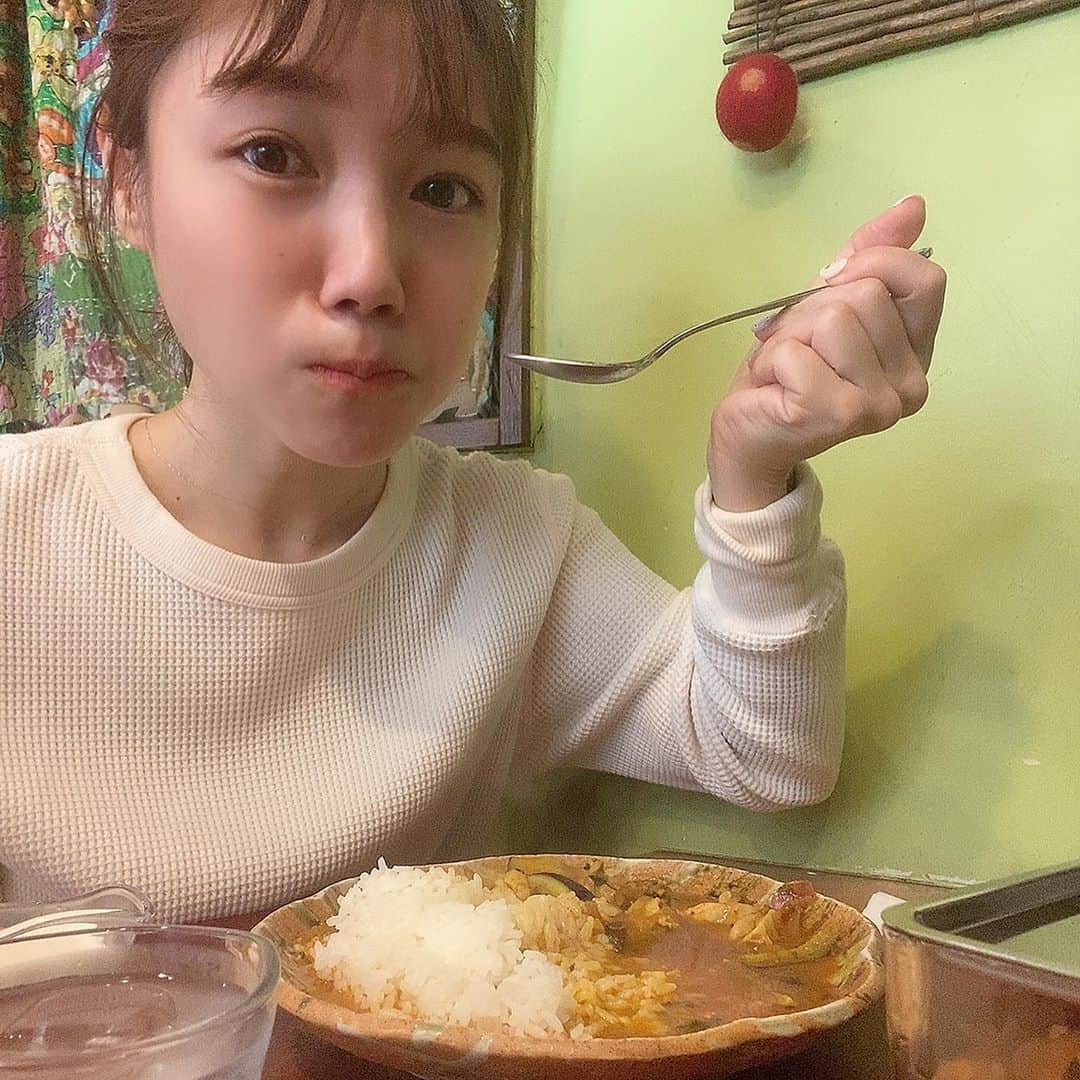 黒田りささんのインスタグラム写真 - (黒田りさInstagram)「🍛 . 週一ペースで来ている バキン .  きょうは動画でもお届けよ🤦🏼‍♂️💞 . 熱々のスパイスカレー 本格スパイスたっぷりなのに 親しみやすさを感じる味わい。 それに、毎日違うメニューになるから いつ来ても、何度食べても 飽きないんだなあ、、 . きょうは控えめに小にしましたが、 大・中・小とサイズも選べてうれしい🤤⋆｡˚✩ . ここは、大きならっきょと デザートのコーヒーゼリーも美味しいのー！！ . 朝ヨガ後にカレーは わたしの鉄板コースです🥺💞 . . #スパイスカレー#毎日カレー部#ひとりカレー#バキン#長浜バキン#カレー#もぐもぐ動画#bgmは演歌#演歌永遠リピート#音ありで見てね#ひとりご飯#ひとりグルメ部#くろりさもぐもぐ」10月14日 12時22分 - kurorisa_14