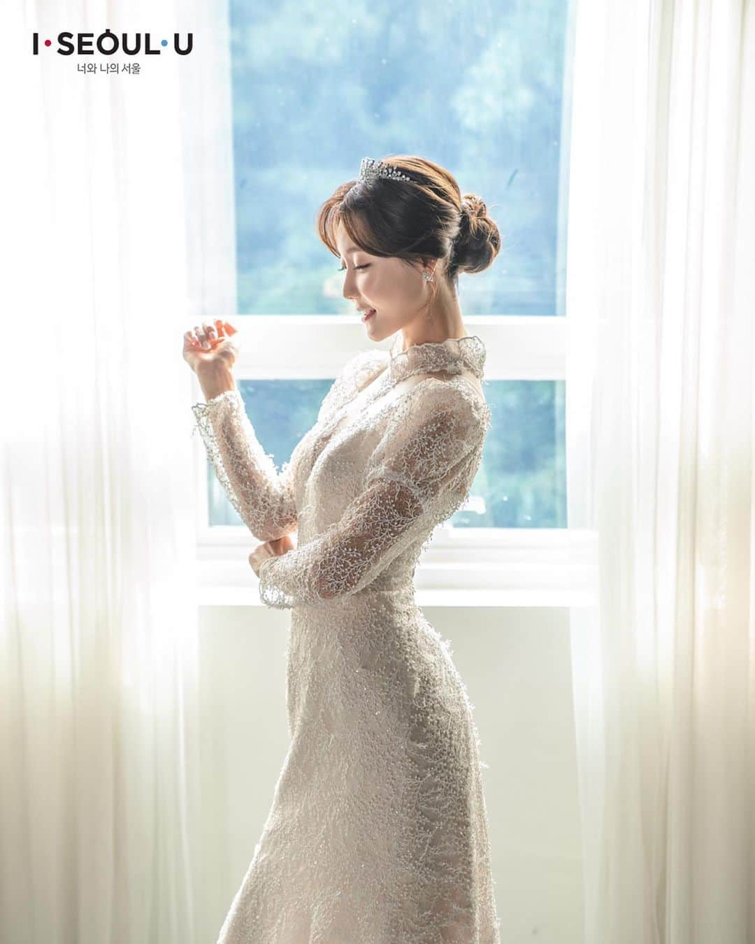 チェ・スルギさんのインスタグラム写真 - (チェ・スルギInstagram)「.  서울시의 ISEOULU 캠페인의 일환으로  GO KOREA WEDDING을 통해  처음으로 웨딩촬영 했어요👰🏻  예쁜 드레스 입고 , 메이크업하고  완전 유명한 스튜됴에서 촬영까지 /_\ 서울의 웨딩뷰티를  세계로 캬아아😆👏🏻👏🏻 징짜 엘사곤쥬님 된거같은 기분이었어 ❤ . . 모든 서비스는 서울시 그리고 @gokoreawedding 에서 ~_~ #협찬#서울#IseoulU#gokoreawedding#seoul」10月14日 12時24分 - angel9028