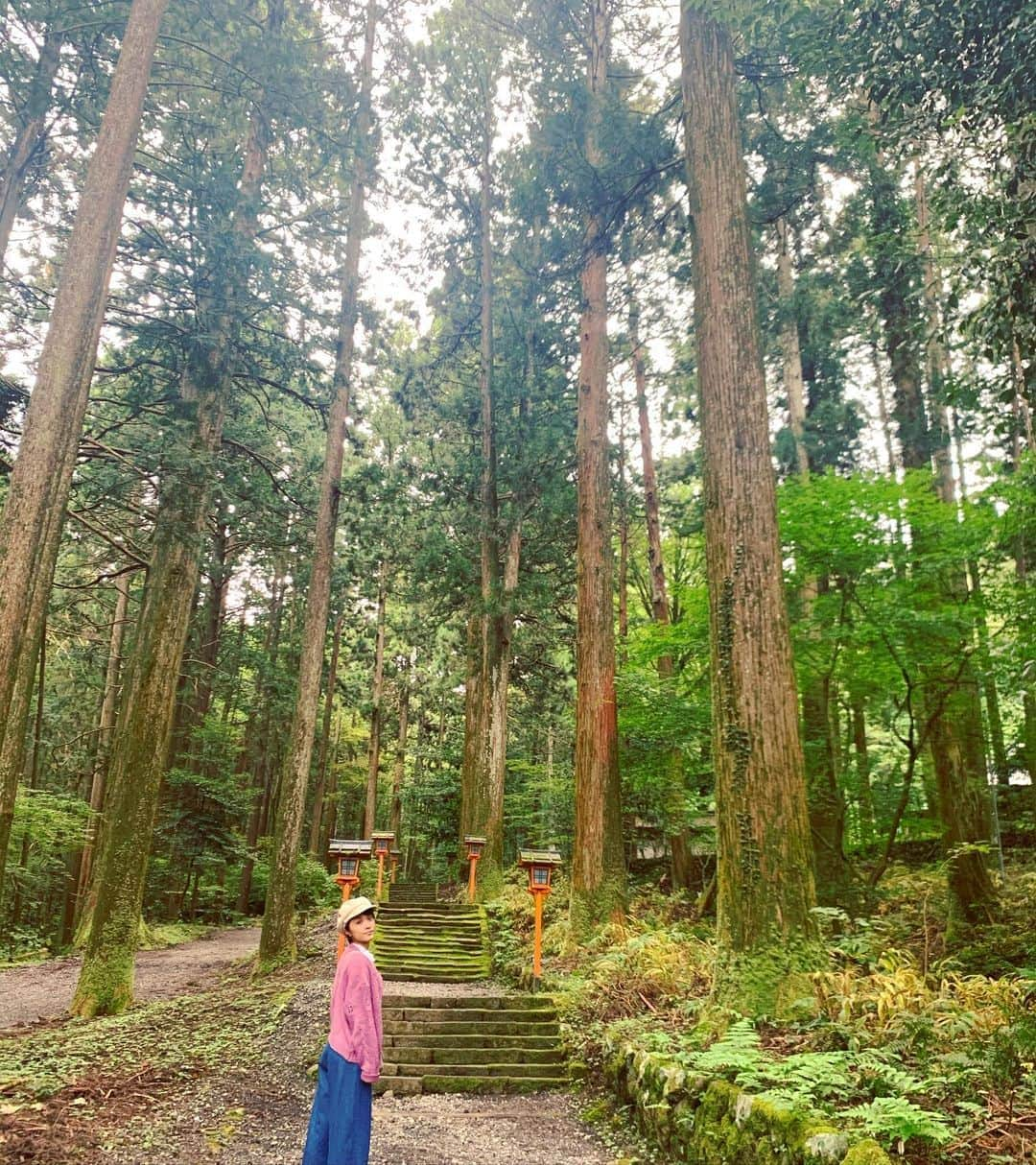 みひろさんのインスタグラム写真 - (みひろInstagram)「. 時の流れに身をまかせるばかりだったけど、流れを変えるために動き出す。 今日がその一歩🌈  #御殿場 #二岡神社 #自然 #苔 #苔好き  #転機   #みひろ #mihiro #미히로 #朝美穗香」10月14日 12時34分 - mihiro0519