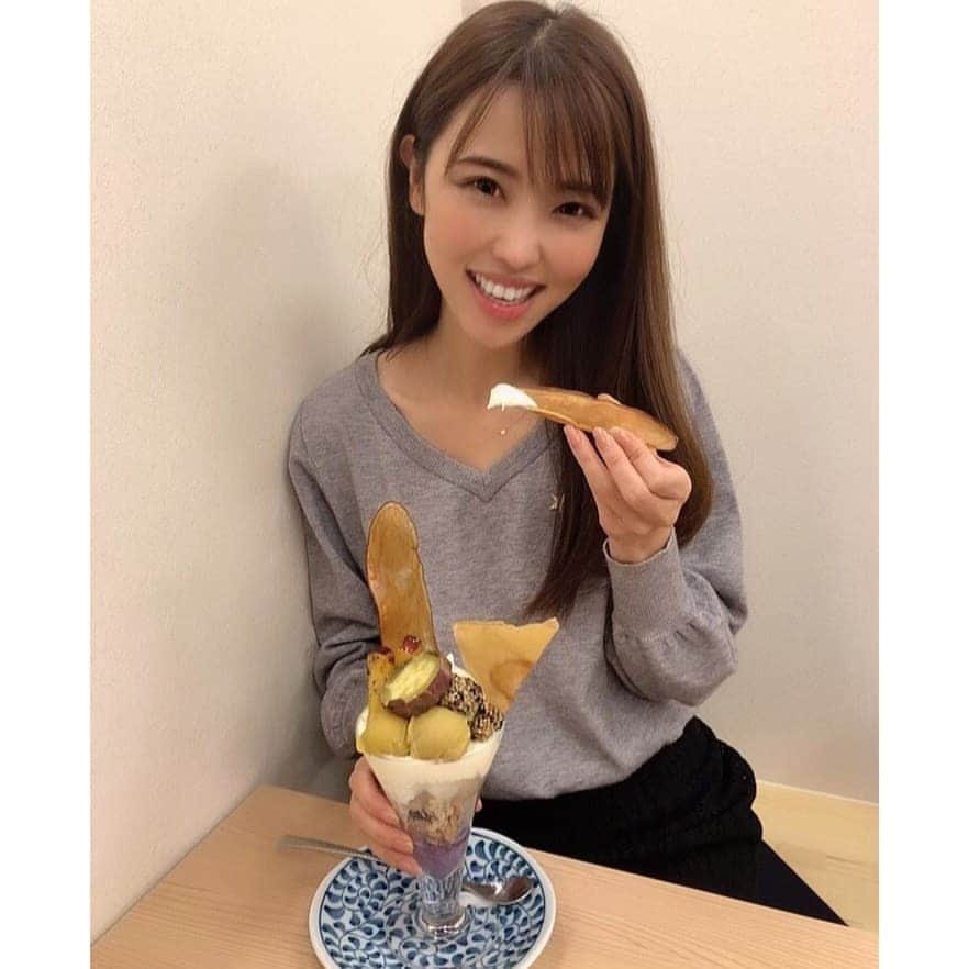 垰智子さんのインスタグラム写真 - (垰智子Instagram)「昨日、10月13日はさつまいもの日🍠 . って事で大好きなお芋を食べにOPENしたばかり @imogashi_shimizu の築地店に行って来たよ♡ . ワールドビジネスサテライトでお芋スイーツ日本一になった話題のお芋専門店が遂に関東にも✨ . お芋の種類も豊富で、メニューも焼き芋🍠にパフェ🍨、おはぎにプリン🍮ととにかくいろいろあって、どれも本当に美味しかったぁ😍💕 . あまりに美味しかったからお持ち帰りしたおみやも1日で全部完食してしまうほど🍠 いやぁ、お腹いっぱい😚 . パフェはあったかいお芋が乗ってて、冷たいアイスとの相性も抜群ですごく美味しかったよ💕 . ドリンクもこだわっていて、お芋スィーツに合うお茶や珈琲がセレクトされてたよ☕ . お芋ってヘルシーだし、子供からお年寄りまでみんながスキなお菓子だから手土産にも最適だよね♪🥰 . 美味しいとついつい食べすぎちゃうし、お芋ならなんか大丈夫な気がしちゃうんだよね😝🌟 . . #高級芋菓子しみず #芋パフェ #スイートポテト #焼き芋 #パフェ #プリン #おはぎ #福島 #築地 #お芋 #お芋スィーツ  #sweets #スイーツ #手土産 #おみやげ #和菓子 #cafe #和カフェ #しみずの芋プリン #大学芋」10月14日 12時28分 - taotao_tomo