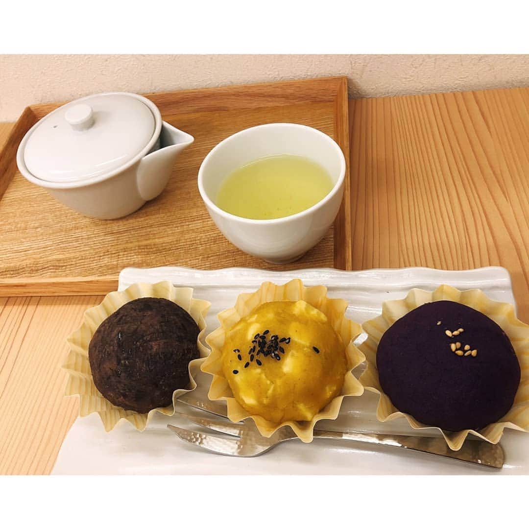 垰智子さんのインスタグラム写真 - (垰智子Instagram)「昨日、10月13日はさつまいもの日🍠 . って事で大好きなお芋を食べにOPENしたばかり @imogashi_shimizu の築地店に行って来たよ♡ . ワールドビジネスサテライトでお芋スイーツ日本一になった話題のお芋専門店が遂に関東にも✨ . お芋の種類も豊富で、メニューも焼き芋🍠にパフェ🍨、おはぎにプリン🍮ととにかくいろいろあって、どれも本当に美味しかったぁ😍💕 . あまりに美味しかったからお持ち帰りしたおみやも1日で全部完食してしまうほど🍠 いやぁ、お腹いっぱい😚 . パフェはあったかいお芋が乗ってて、冷たいアイスとの相性も抜群ですごく美味しかったよ💕 . ドリンクもこだわっていて、お芋スィーツに合うお茶や珈琲がセレクトされてたよ☕ . お芋ってヘルシーだし、子供からお年寄りまでみんながスキなお菓子だから手土産にも最適だよね♪🥰 . 美味しいとついつい食べすぎちゃうし、お芋ならなんか大丈夫な気がしちゃうんだよね😝🌟 . . #高級芋菓子しみず #芋パフェ #スイートポテト #焼き芋 #パフェ #プリン #おはぎ #福島 #築地 #お芋 #お芋スィーツ  #sweets #スイーツ #手土産 #おみやげ #和菓子 #cafe #和カフェ #しみずの芋プリン #大学芋」10月14日 12時28分 - taotao_tomo