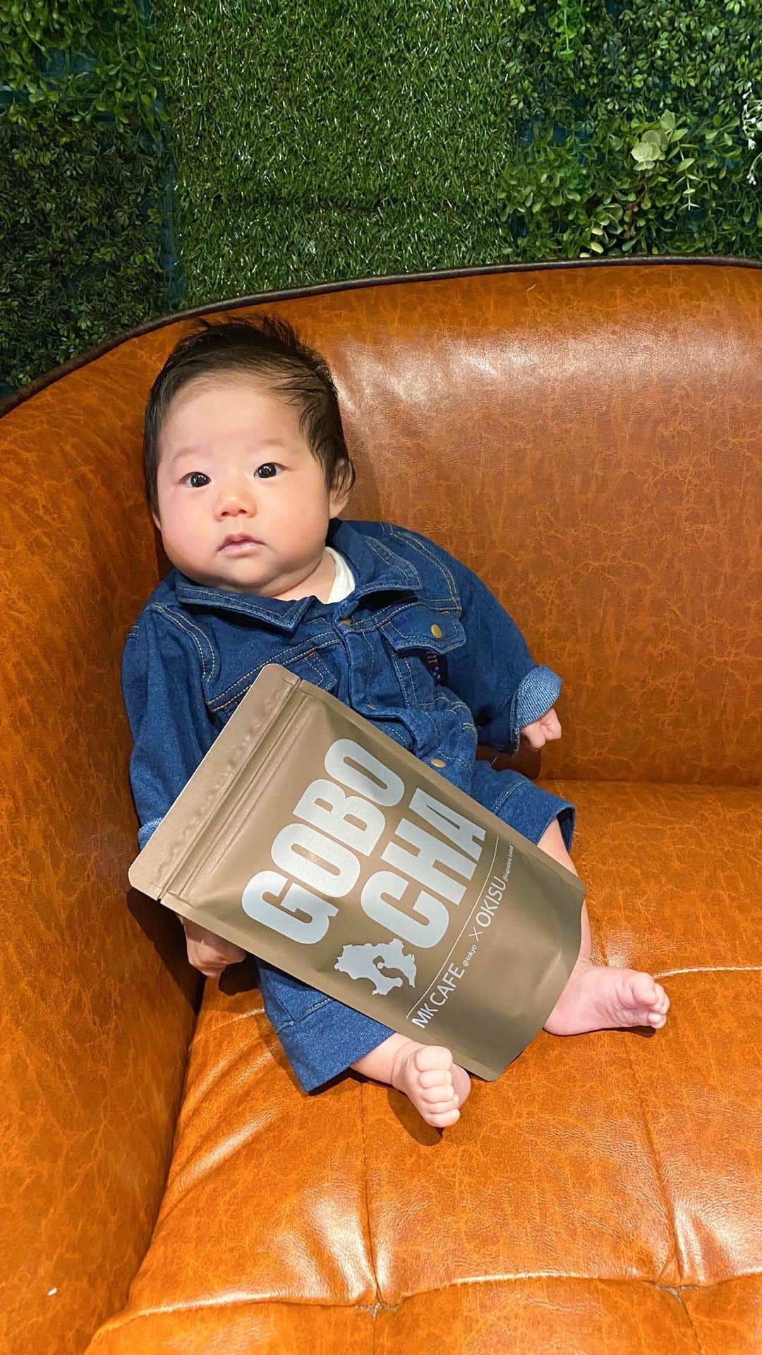 のインスタグラム：「今日発売の！！ @anan_dialy と今日発売の  #anan に掲載されたコラボしている水出しごぼう茶♪ : @food_yuu と鯖バーガーコラボしている 元モーニング娘。の #小川麻琴 ちゃん( @ma)の コラボ鯖バーガーのリリース日に、同期の #高橋愛 (@i_am_takahashi )さん、 #あべこうじ さんがサプライズでご来店された時に、 飲んでくれたごぼう茶をオススメして下さいました🙏 : ごぼう茶はこちら @goboucha_musume  : #ごぼう茶#水出しごぼう茶#ゴボウ茶#ごぼう茶娘#地方創生#健康茶#赤ちゃん#女の子ベビー #鹿児島#鹿屋市#オキスのごぼう茶#モーニング娘#鯖バーガー#コラボ鯖バーガー#MAKOTOかぼちゃサラダ入り鯖バーガー#babygirl #MKTV#mkcafe」
