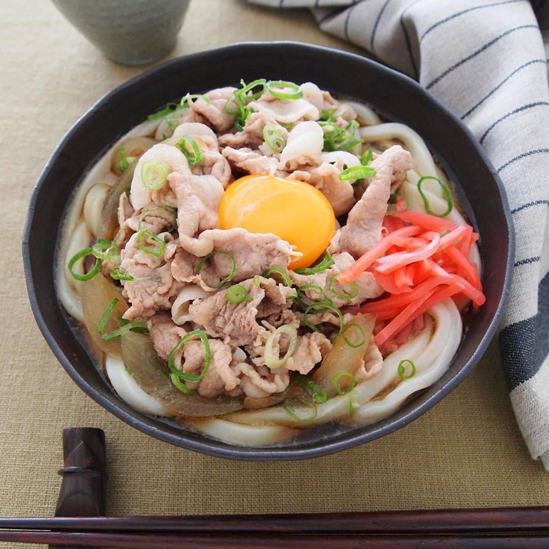 のインスタグラム：「【豚玉かけうどん（つゆだく豚丼風）】 . つゆだくの豚丼風の味わいをうどんで再現！ コシのあるさぬきうどんと豚肉の旨みたっぷりのつゆがベストマッチ◎ . ▼材料（1人分） ❁冷凍「さぬきうどん」：１玉 ❁玉ねぎ（1cm幅薄切り）：1/4個（50g） ❁豚薄切り肉（切り落とし等）：150g ［A］ ❁和風顆粒だし：小さじ１ ❁砂糖：小さじ２ ❁しょうゆ：大さじ２ ❁水：200cc ［B］ ❁卵黄：１個分 ❁紅しょうが：適量 ❁青ねぎ（小口切り）：適量 . ▼下準備 ・冷凍「さぬきうどん」はレンジで加熱する . ▼作り方 ①鍋に［A］を合わせて煮立て、玉ねぎを入れて１～２分煮る . ②しんなりしてきたら豚肉を加えて火を通し、味をととのえる . ③器にレンジ加熱したうどんを盛り付け、②を汁ごとかける . ④［B］をのせて召し上がれ . #うどん #udon #冷凍うどん #さぬきうどん #うどん部 #うどん好き #レシピ #おうちごはん #おうちランチ #お昼ごはん #簡単レシピ #時短料理 #簡単ごはん #豚肉 ＃肉うどん #家庭料理 #アレンジレシピ #デリスタグラム #foodstagram #今日のごはん #TableMark #テーブルマーク」