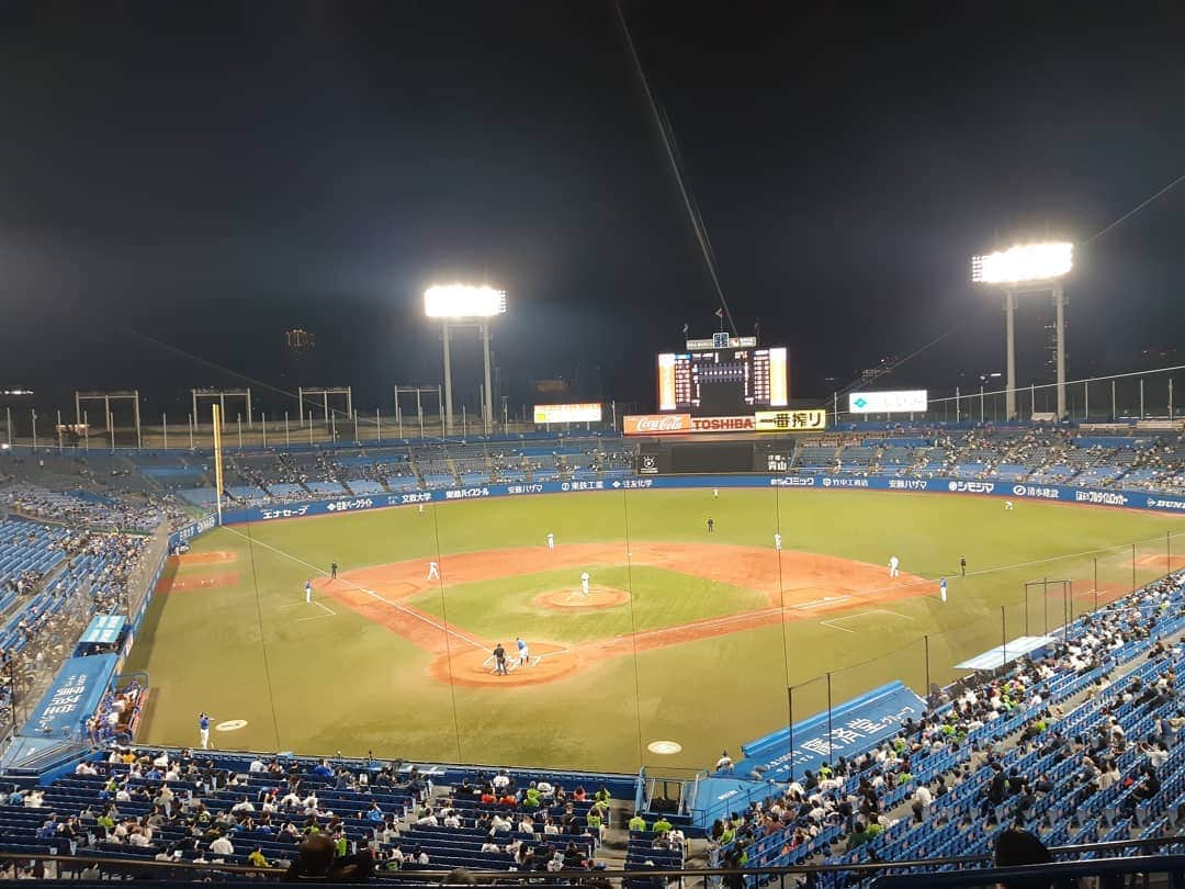 瞳ゆゆさんのインスタグラム写真 - (瞳ゆゆInstagram)「昨日は、まなさんにお誘いいただいて神宮へ⚾ 久しぶりにお会いできて嬉しい✨✨  そうそうこの感じ！ いるだけでワクワクが止まらない♥️  さて、私は誰のユニフォームを着ているでしょう？  #神宮球場 #ビジター #横浜べイスターズ #ベイスターズ #野球観戦 #野球女子」10月14日 12時34分 - yuyu_hitomi