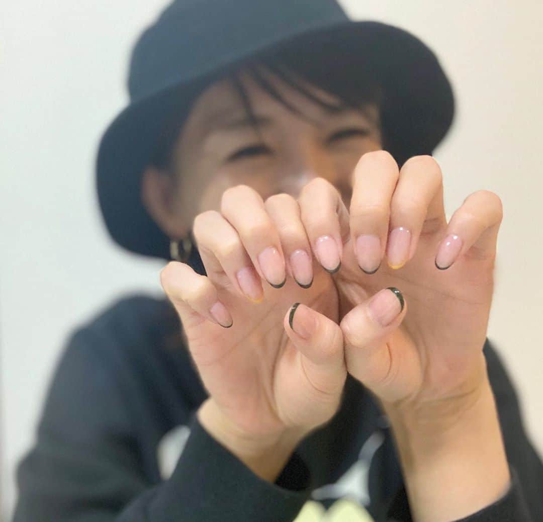 栗原恵さんのインスタグラム写真 - (栗原恵Instagram)「🌰 New nail…🎃 ・ ・ 深い緑とマスタードカラーでフレンチ💚🧡 ・ ・ #ハンドネイル」10月14日 12時36分 - megumi_kurihara_official