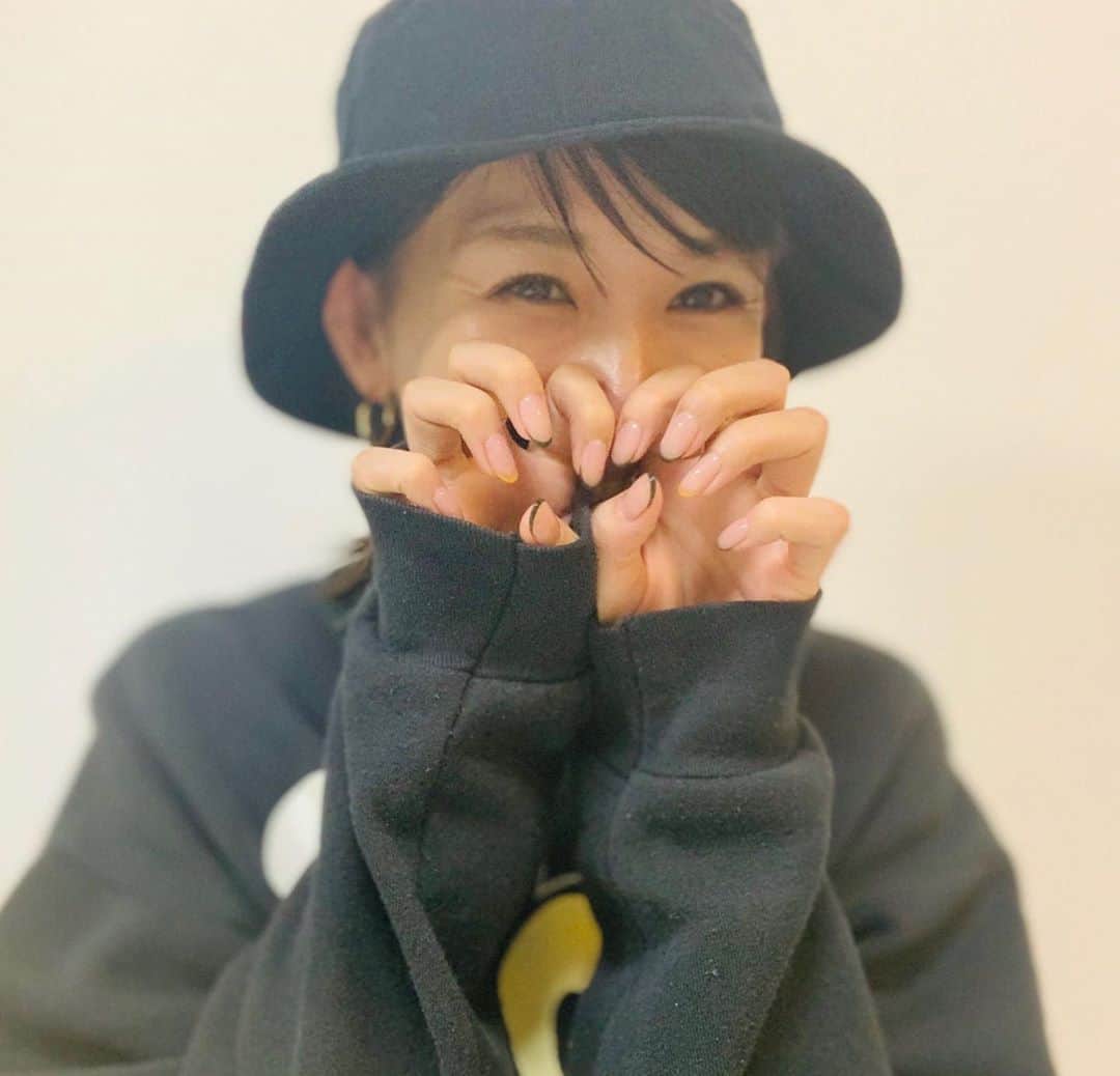 栗原恵さんのインスタグラム写真 - (栗原恵Instagram)「🌰 New nail…🎃 ・ ・ 深い緑とマスタードカラーでフレンチ💚🧡 ・ ・ #ハンドネイル」10月14日 12時36分 - megumi_kurihara_official