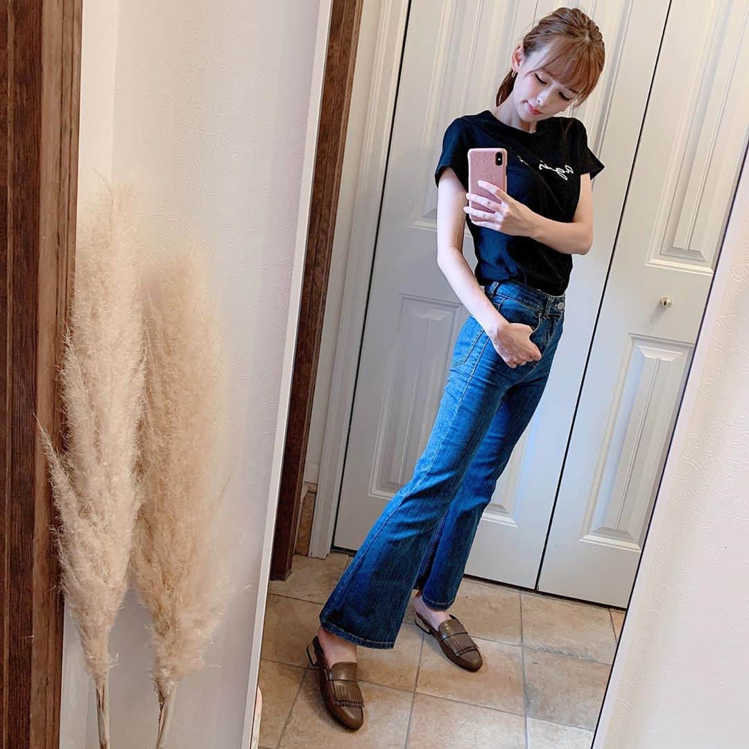 町田亜里香のインスタグラム：「〜カジュアルcode〜 昨日はなんだか暖かかったので 久々に半袖🥴✨ . . #ママコーデ #カジュアルコーデ  #カジュアルファッション #ママ  #code」