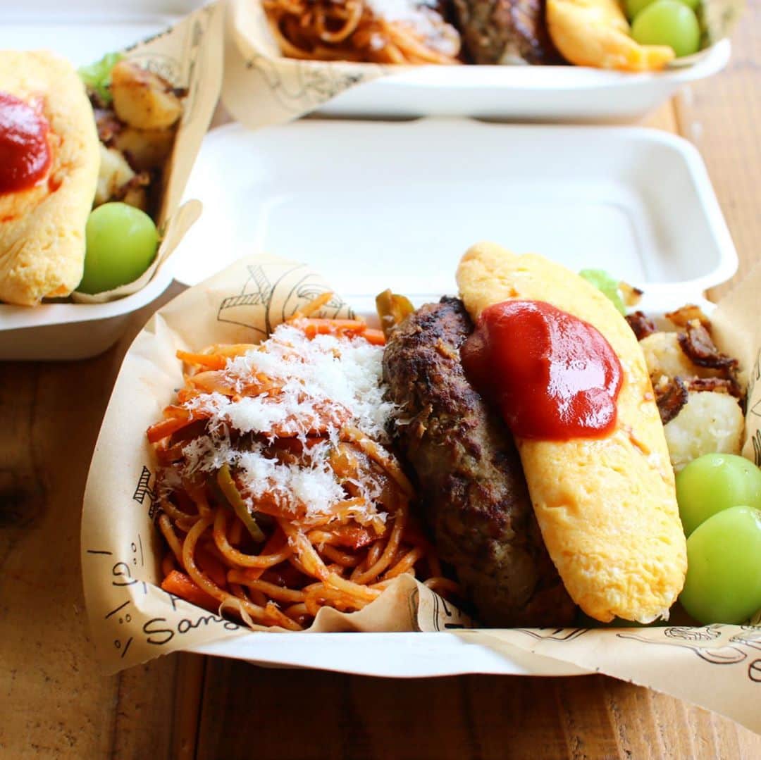 Atsukoのインスタグラム：「Today's lunch 2020.10.14 ･ ･ ナポリタン ハンバーグ プレーンオムレツ ジャーマンポテト シャインマスカット ･ ･ 昨日から頑張って作ったお弁当。笑 しかしボリューミー😂 男子高校生弁当か🤣🤣 今回はぜーんぶ娘がが作りました。 昨日お弁当持っていったら、皆が美味しい美味しいって食べてくれて、嬉しかったみたい。 今回も喜んで貰えるといいね！」