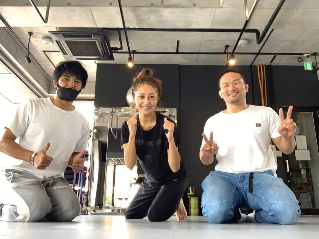 熊切あさ美さんのインスタグラム写真 - (熊切あさ美Instagram)「朝練で汗びっしょり☺️🥊 最近食欲の秋を理由に食べすぎてしまいお腹が大変なことに☹️ でも食べるの我慢だけは出来ないからトレーニングで頑張ります☺️ 今日も新田明臣さんにトレーニングしていただきました☺️🥊 ジムで菊野克紀さんとご挨拶させていただきました☺️ いい汗かいてすっきり 今日のお昼は何にしようかなー😋🍔 #gym #バンゲリングベイ  #キックボクシング　#kickboxing  #パーソナルトレーニング  #workout  #新田明臣　#菊野克紀  #熊切あさ美」10月14日 12時43分 - asami_kumakiri