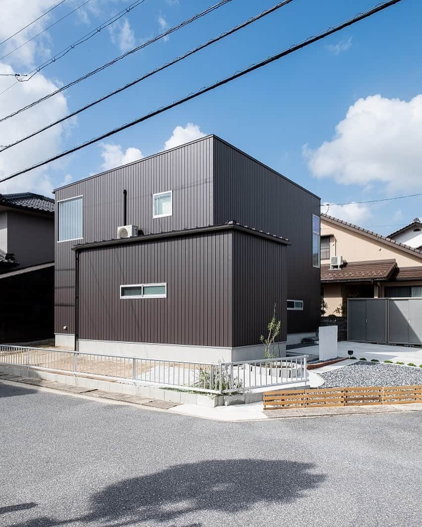 ソラマド香川のインスタグラム：「青空と暮らす家 あなただけの特別な住まいをプロデュースします。 ・ --------------------------------------- 「 #ソラマド香川 」で検索🔍 ・ ★「ソラマドの家」資料請求はこちら ・ → @request.soramadokagawa ・ ★もっと施工事例を見たい方はこちら ・ → @soramado_kagawa --------------------------------------- 🏠【常設モデル】宇多津モデル 綾歌郡宇多津町浜三番丁22-4 🏠 かがわ家博モデル 高松市多肥上町かがわ家博北会場内 --------------------------------------- ソラマド香川(センコー産業株式会社) 綾歌郡宇多津町浜三番丁22-4 電話番号：0120-49-7257 営業時間：10時〜17時(水曜定休日) --------------------------------------- ・ ・ #外観デザイン#外観#木の家#無垢床#マイホーム#新築#自由設計#シンプルな暮らし#自然光#暮らしを楽しむ#空間デザイン#soramado#ソラマド#家づくり#中庭のある家#カフェスタイル#自然素材#漆喰#自然素材の家#コートハウス#空#ウッドデッキ#注文住宅#中庭#ソラマドキッチン#設計事務所#センコー産業#かがわ家博」