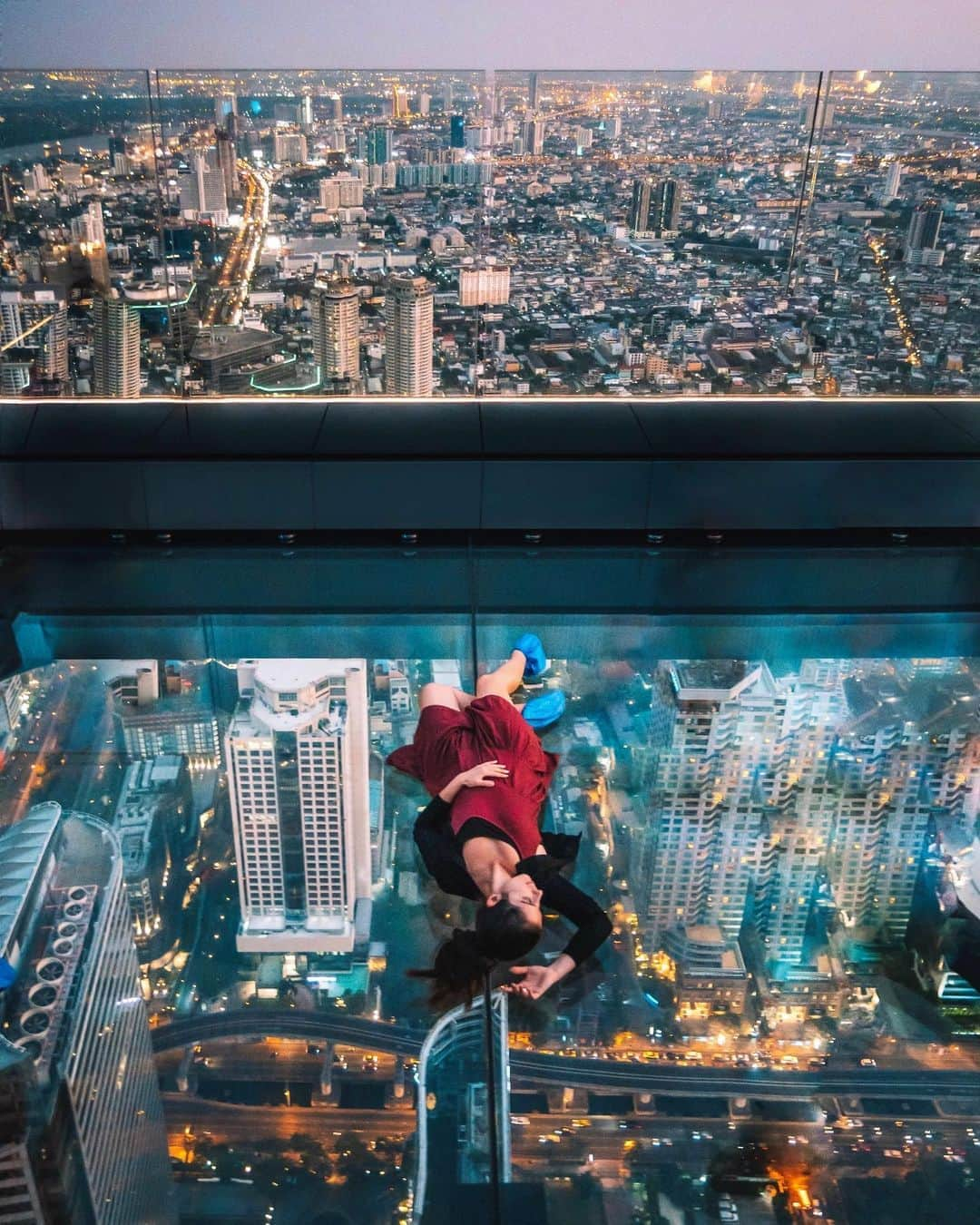 bestvacationsさんのインスタグラム写真 - (bestvacationsInstagram)「Would you dare do this?! On a glass floor 79 stories above the city?! 😱 by @melissa 🌃」10月14日 23時46分 - bestvacations