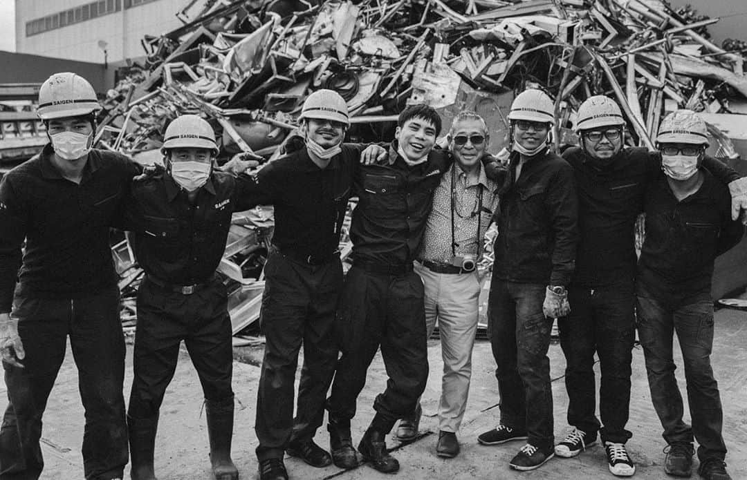 入江悠のインスタグラム：「現地の方々にあっという間に溶け込む安田ユウくん。 なんとなく昭和感。 さまざまなひとの想いを乗っけて『シュシュシュの娘』号は進んでいきます。  photo by 伊藤奨さん  https://motion-gallery.net/projects/irie-movie」