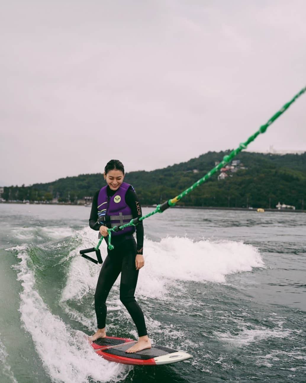 松本瞳のインスタグラム：「. 🏄‍♀️ #wakesurfing #山中湖 #これは9月」