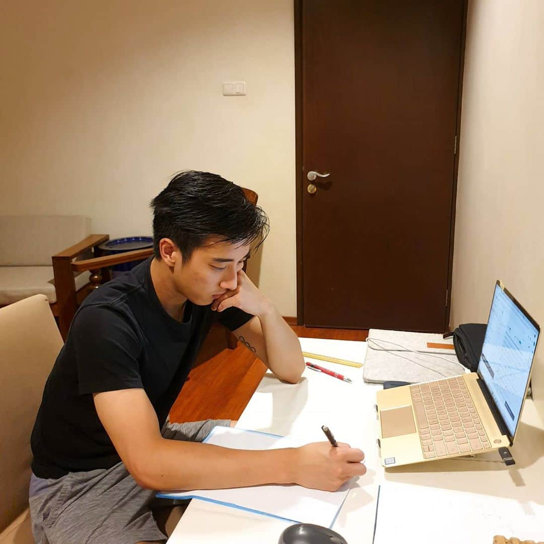 ジュリアン志傑乙のインスタグラム：「If you look close enough, the paper is blank😂  . . . . . . . . . . . . . #CMCO #Lockdown #OnlineWork #iceskating #figureskating #sports #athlete #coach #planning #studying #2weeks #stayhome #staysafe #dudukrumah #covid19 #LessonPlanning」