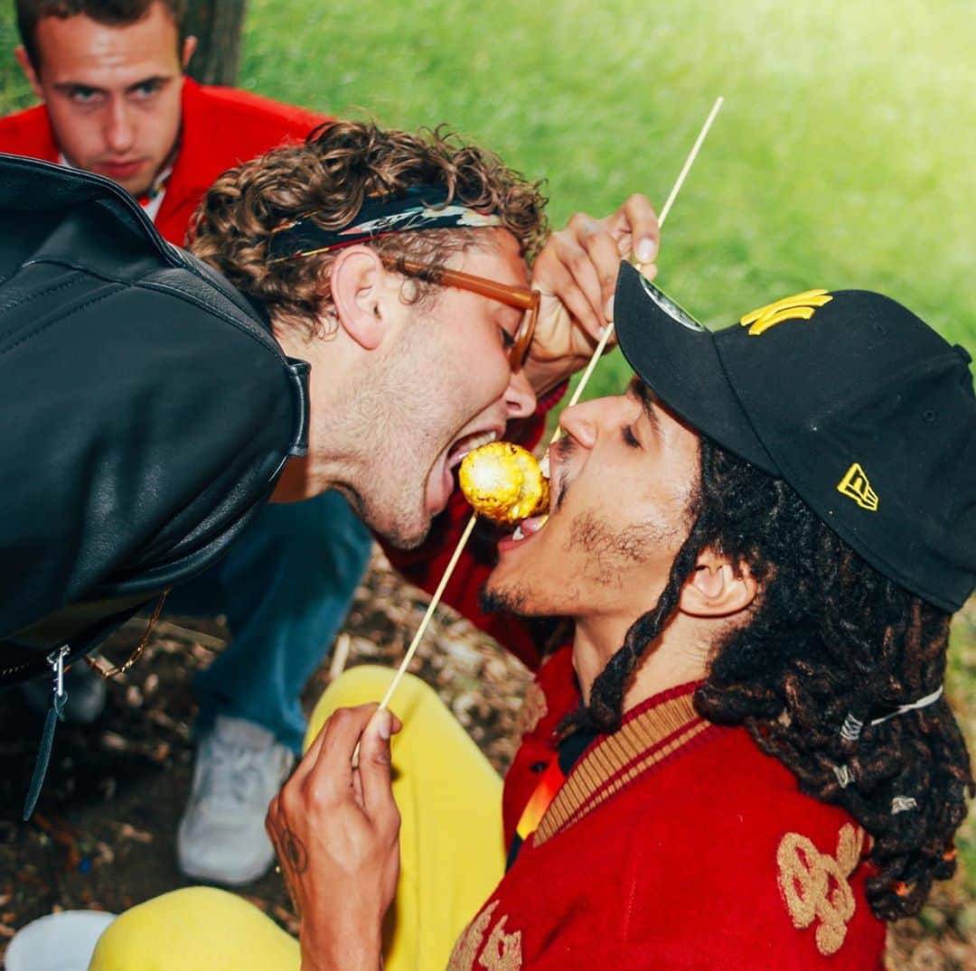 ラファティ・ロウのインスタグラム：「Oh the days when we could share a corn on the cob were good weren’t they. Keep streaming up ‘THREE PIECE’ we see all you lovelies 👀 if you’re lucky n play ya cards right by the end of November you’ll have some @outerstellaoverdrive merchandise as well as a 3piece video and our new single 🐪 🚬 you heard it here first and I ain’t a liar. #sharingiscaring」