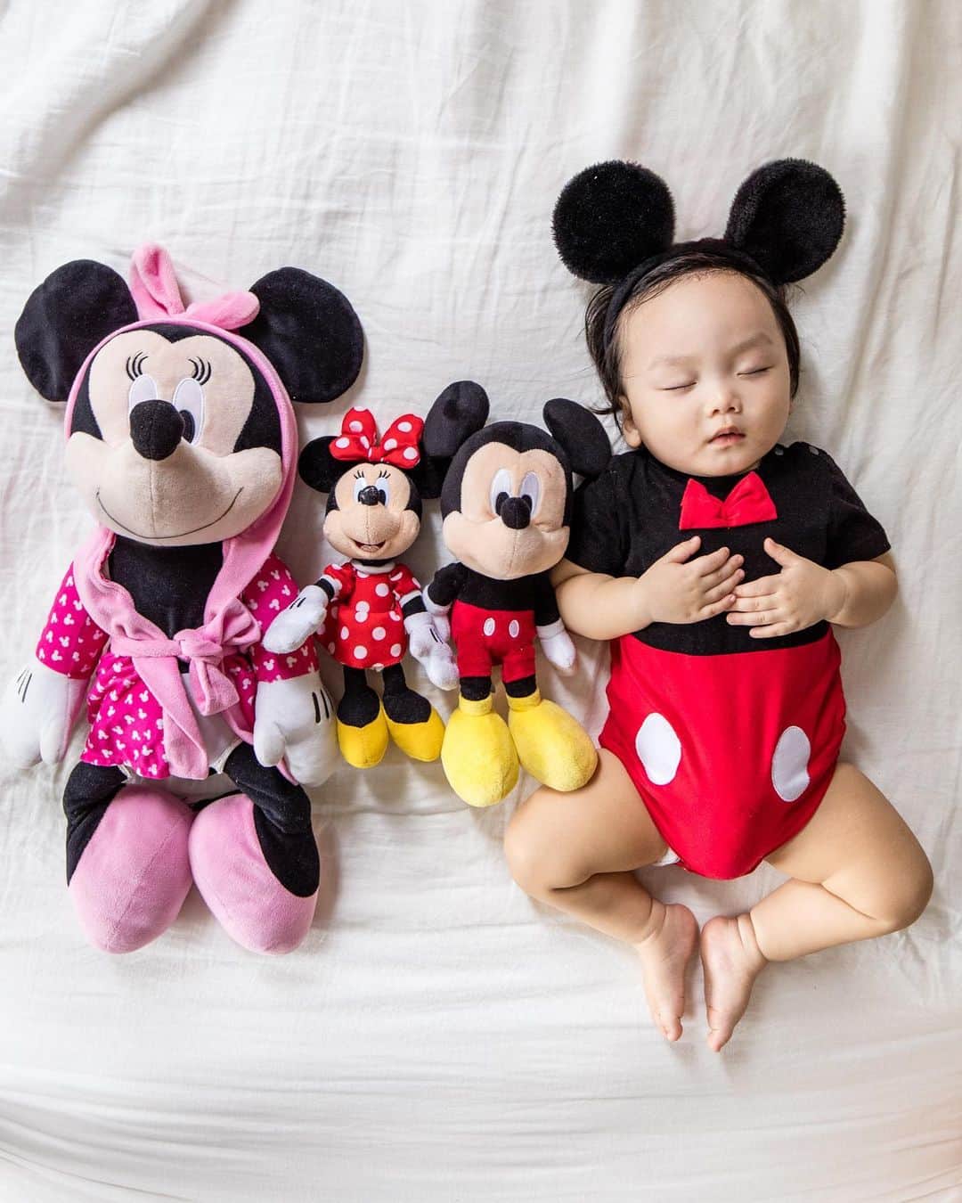MOMOツインズのインスタグラム：「No Disneyland but one can dream right? ❤️ #mickeymouse #neverstopdreaming」