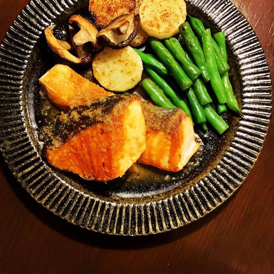 志摩有子さんのインスタグラム写真 - (志摩有子Instagram)「今夜は秋鮭のムニエルガリバタレモンソース。鮭は塩胡椒してから小麦粉をはたいて表面は香ばしく中はしっとりと。付け合わせはいんげん、椎茸、長芋のソテー。長芋がさくっとホクホクでうまし。ソースはたっぷりのバターで下ろしニンニクを炒めて、レモン汁、出汁醤油、醤油、酒をぶくぶく沸かして。これが炊きたてのご飯に合う。 秋の晩ごはん。  #秋鮭のムニエル #男子は2切れ #私はひと切れ」10月14日 22時27分 - ariko418