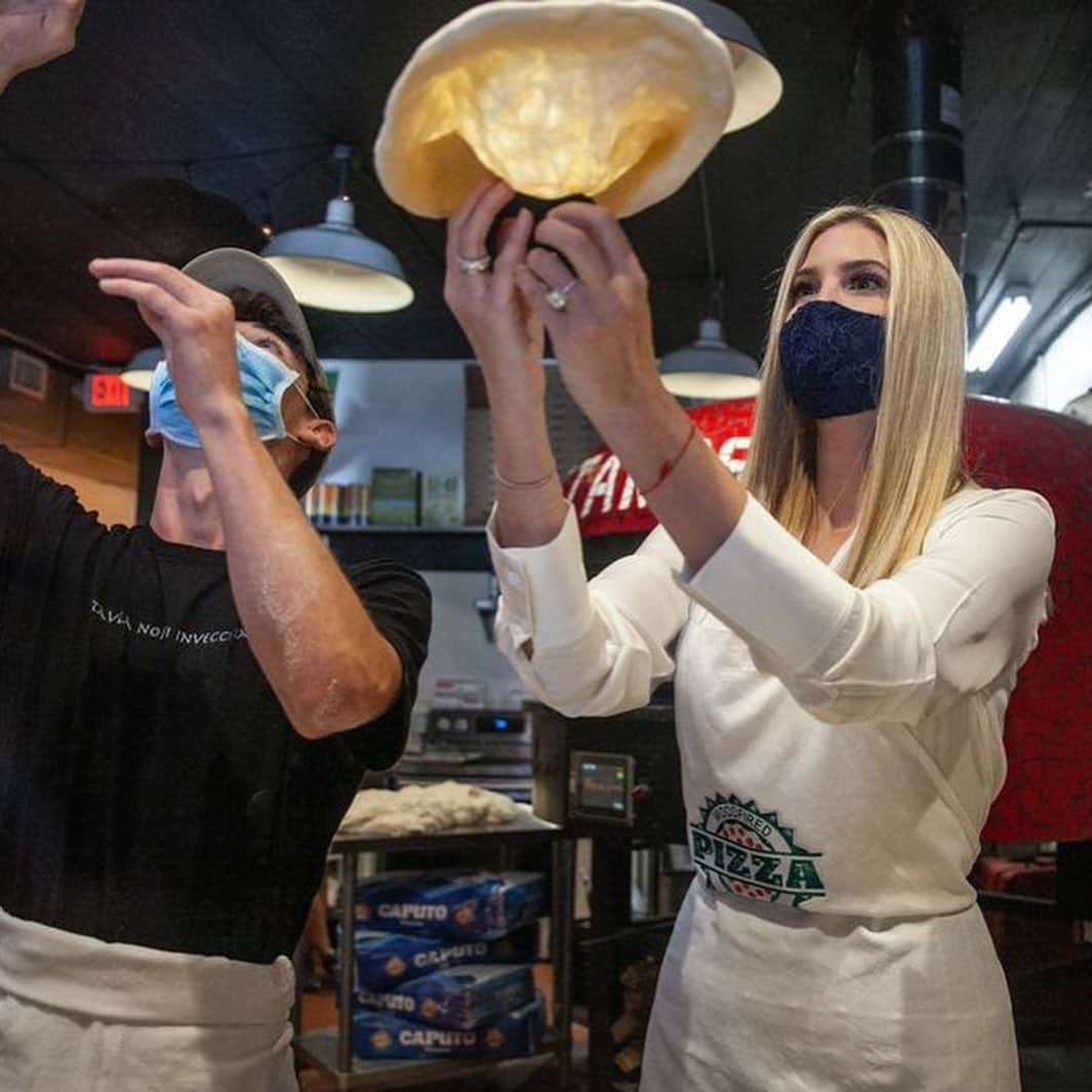 イヴァンカ・トランプさんのインスタグラム写真 - (イヴァンカ・トランプInstagram)「Joined my friend Senator Perdue for my fourth stop on the campaign trail this week!   Great to see the people of Georgia 🍑 so excited and ready for four more years of a President who fights for them every single day in the White House! 🇺🇸🇺🇸🇺🇸」10月14日 22時27分 - ivankatrump