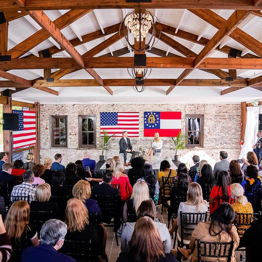 イヴァンカ・トランプさんのインスタグラム写真 - (イヴァンカ・トランプInstagram)「Joined my friend Senator Perdue for my fourth stop on the campaign trail this week!   Great to see the people of Georgia 🍑 so excited and ready for four more years of a President who fights for them every single day in the White House! 🇺🇸🇺🇸🇺🇸」10月14日 22時27分 - ivankatrump