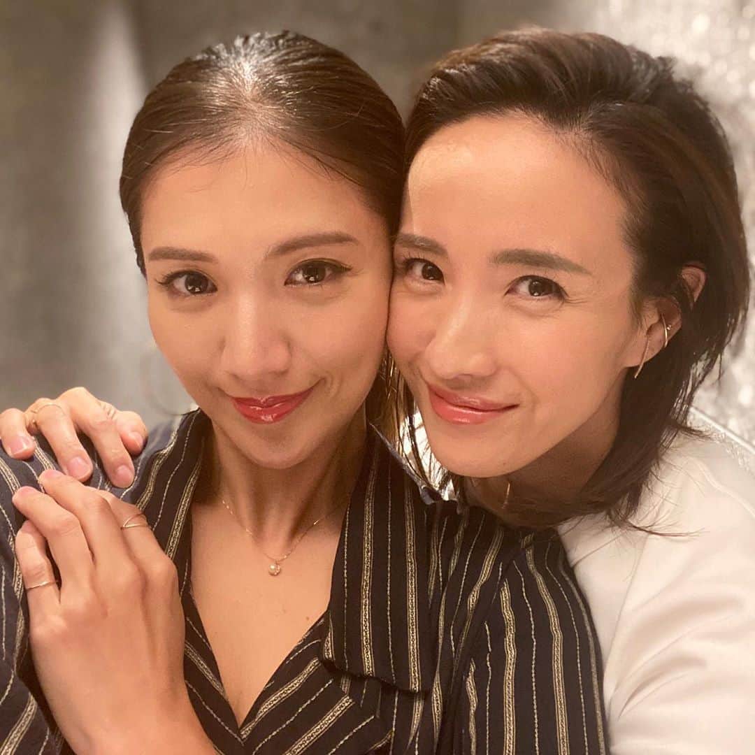 秋定麻紀子のインスタグラム：「「僕の自慢の彼女です。」  ってテーマかってくらい私が彼氏役みたいな写真で撮った時に大笑い（笑）  もちろんそんな関係ではありませんのでご安心を（笑）  美人ってあだ名の @ayumiuehara の横に並ぶと自分がいかに男前かって実感する。  美人とのデートは大好きなルーフトップでロマンティックに過ごせました。  夜景と美人とワイン。 こんな贅沢ありませんね。 世の中の男性に自慢したいもんだ。」