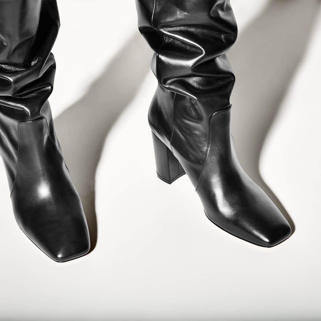 スチュアートワイツマンさんのインスタグラム写真 - (スチュアートワイツマンInstagram)「The #CARITA80 tube boot featuring a square-toe is made to fit you perfectly and is available in extended sizes. Get yours in black or seashell leather now on stuartweitzman.com. #SWFall2020 #StuartWeitzman」10月14日 22時30分 - stuartweitzman