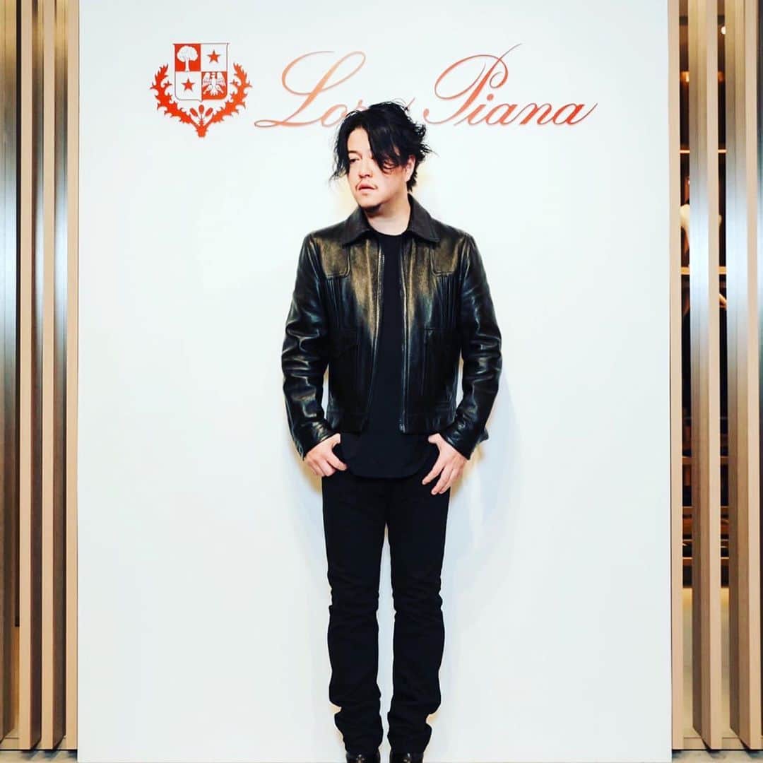 渋谷慶一郎のインスタグラム：「銀座に新しくオープンしたロロ・ピアーナの旗艦店で友人のビデオアーティストで日本では特にAphex Twinとのコラボレーションで知られているビデオアーティストのWeirdcoreが新作インスタレーション「An Odyssey of Touch」を発表しています。 彼とは来年、東京の新国立劇場で上演される予定の僕の新作オペラ「Super Amgels」でコラボレーションすることになっていたので、1年以上前から連絡を取り合っていたのですが、ブランドと彼からのお誘いがほぼ同時にあったのには驚きました。 外壁、室内壁、スクリーンオブジェなど様々な形式で発表される映像や、ニットの素材であるカシミアの構造を立体的なオブジェにした作品は、坂本さんの静謐な音楽（短いイレギュラーな低音が印象的だった）と相まって、とても気持ちがいい空間になっています。 僕は彼の作品の情報量と未来か過去かわからないような美しさのバランスが作品によって常に変動しているところに魅力を感じています。 10月16日から25日まで同ビル4階で公開されているのでぜひチェックしてみてください。 しかし、ロロ・ピアーナの内部は、ソファや壁から階段の手すりまで、すべてカシミアでできていて、とても気持ち良かった・・・ インスタレーションを見終わった後はMade to oerderのベビーカシミアのニットを作って頂けるとのことで、ロロ・ピアーナでは非常にレアな色と教えてもらった黒のクルーネックに決めました。すごいヘビロテしそう。  At the newly opened Loro Piana flagship store in Ginza Tokyo, my friend, video artist Weirdcore is showing his new installation "An Odyssey of Touch". I've been corresponding with him for over a year now as we were supposed to collaborate on my new opera, "Super Angels", to be presented at the New National Theatre in Tokyo next year, so I was surprised to be invited by the brand and by him at about the same time. The images, which are presented in different formats such as exterior walls, interior walls, and screen objects, as well as a work in which the structure of cashmere, the material for the knitwear, is turned into a 3D object, which, combined with Sakamoto's tranquil music (which had an impressive short irregular bass tone), is very pleasant. I'm fascinated by the fact that the balance between the amount of information in his images and the beauty of his images, which seem to be unsure of whether they are from the future or the past, is constantly fluctuating depending on the work. It's open to the public from October 16 to 25 at the same building on the 4th floor, so be sure to check it out. But the inside of Loro Piana, from the sofas and walls to the stairway railings, all made of cashmere, was very comfortable. After watching it, I was told that they could make me a baby cashmere knit from Made to oerder, so I decided on a black crew neck that Loro Piana rarely makes.It's going to be very heavy duty. Anyway, congratulations Nick! @weirdcoretv  @loropianaofficial #LoroPiana #LoroPianaGinza #Weirdcore」
