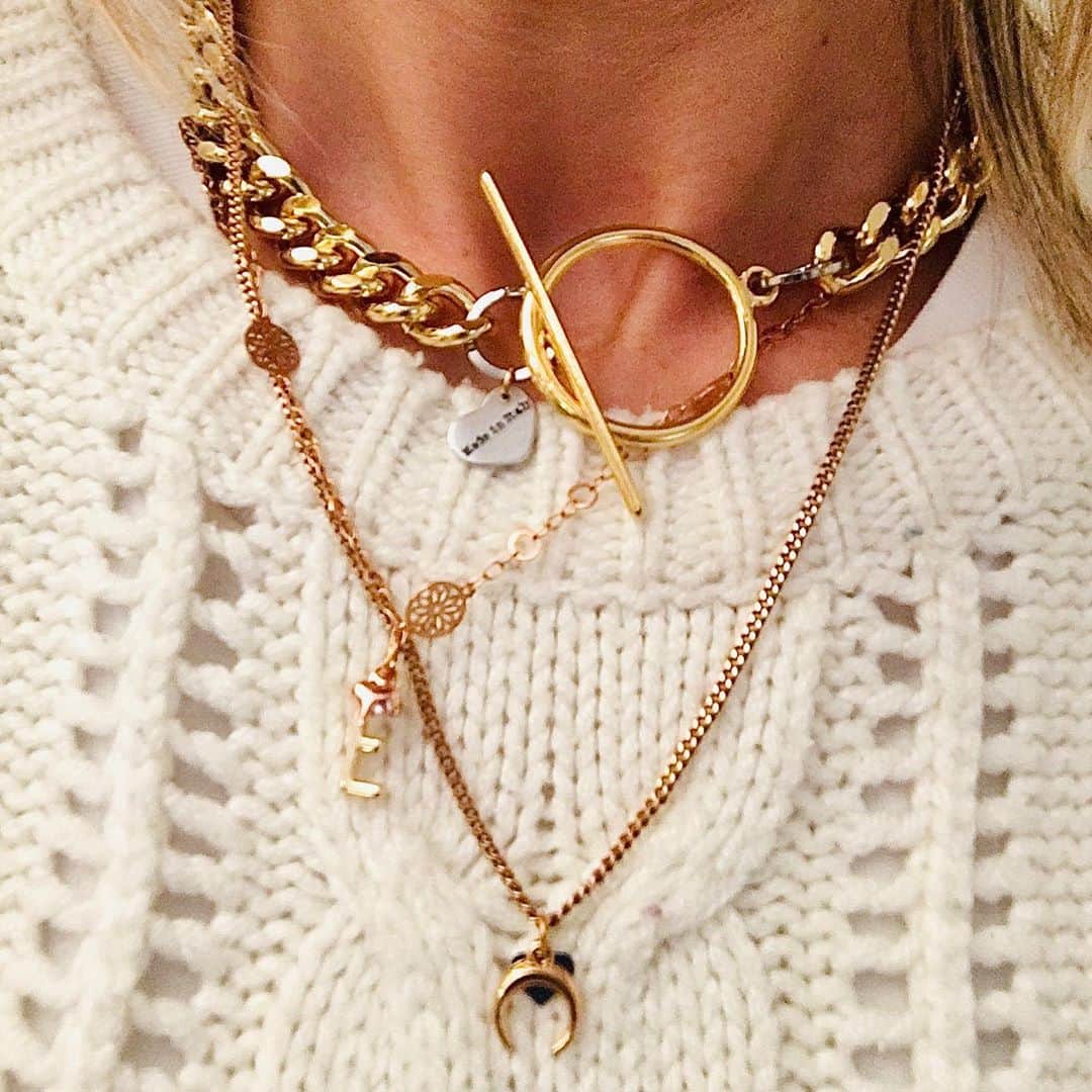 メイデンアートのインスタグラム：「New in: How to wear curb chain necklace available in 3 colors: gold, silver, gunmetal. Wear it with layered necklaces like: initial necklace and moon 🌙 necklace. Available in our store and soon 🔜 in our online shop ♥️ . Dm to order😍 .  #trendyjewelry #jewelry #fashionjewelry #earrings #jewelryaddict #fashion #jewellery #handmadejewelry #necklace #trendy #onlineshopping #jewelrydesign #jewelrydesigner #oxidisedjewellery #trending #jhumkas #instajewelry #accessories #beadedjewelry #statementjewelry #handmade #traditionaljewellery #jewelrylover #smallbusiness #instafashion #earings #shoplocal #silver #trendyearrings #bhfyp」