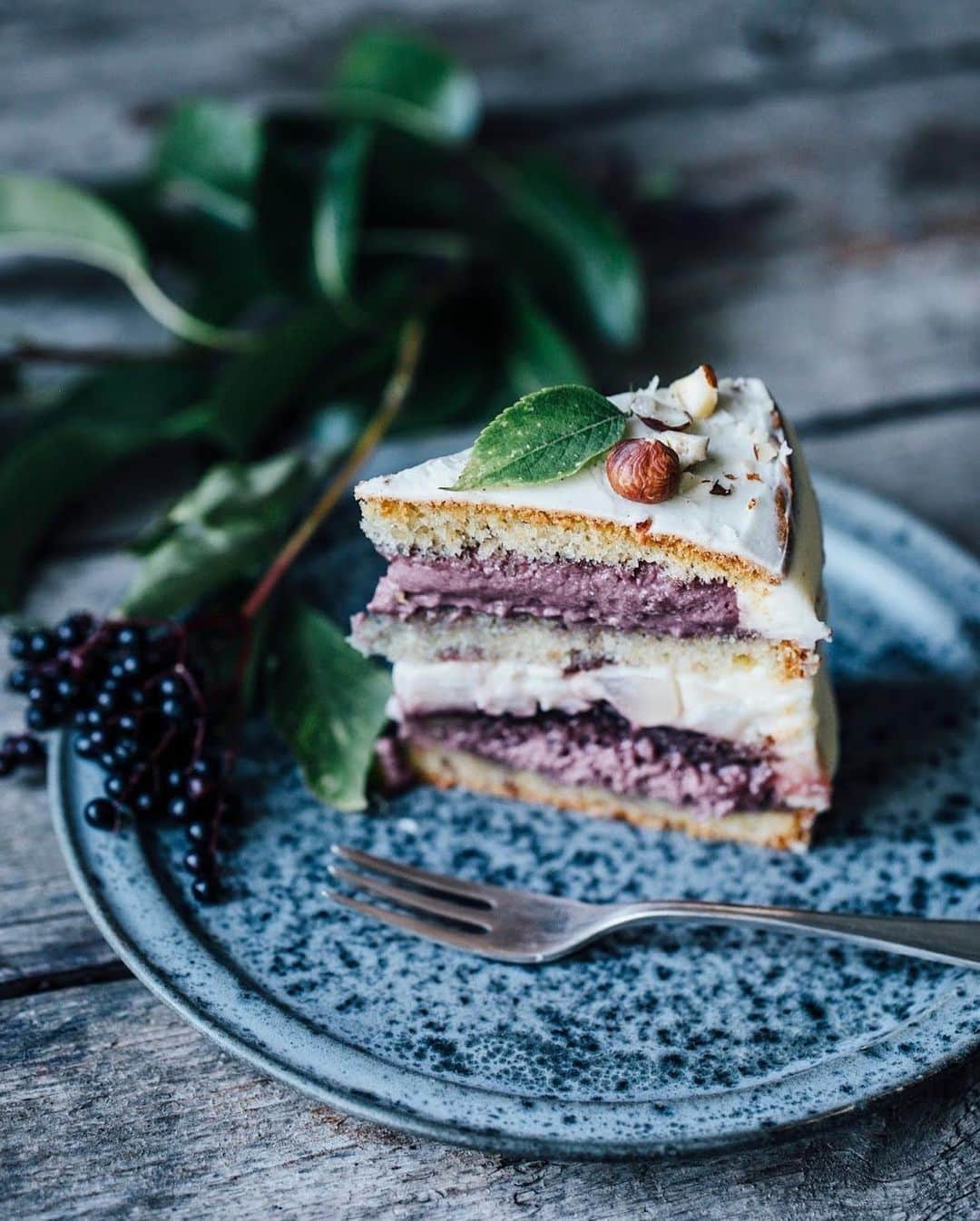 Our Food Storiesさんのインスタグラム写真 - (Our Food StoriesInstagram)「A favorite autumn cake of ours is this delicious gluten-free elderberry-pear hazelnut cake 😋 Get the recipe on the blog, link is in profile. Have a lovely day guys! #ourfoodstories  ____ #pearcake #glutenfreerecipes #glutenfreibacken #glutenfrei #momentslikethese #autumnrecipes #woodencakestand #cakestand #foodstylist #germanfoodblogger #foodphotographer」10月14日 22時37分 - _foodstories_