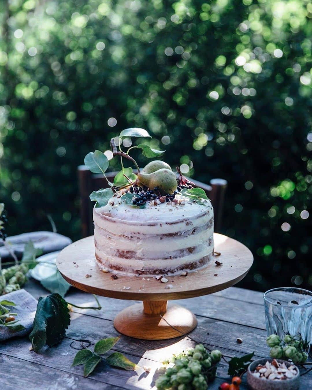 Our Food Storiesのインスタグラム：「A favorite autumn cake of ours is this delicious gluten-free elderberry-pear hazelnut cake 😋 Get the recipe on the blog, link is in profile. Have a lovely day guys! #ourfoodstories  ____ #pearcake #glutenfreerecipes #glutenfreibacken #glutenfrei #momentslikethese #autumnrecipes #woodencakestand #cakestand #foodstylist #germanfoodblogger #foodphotographer」