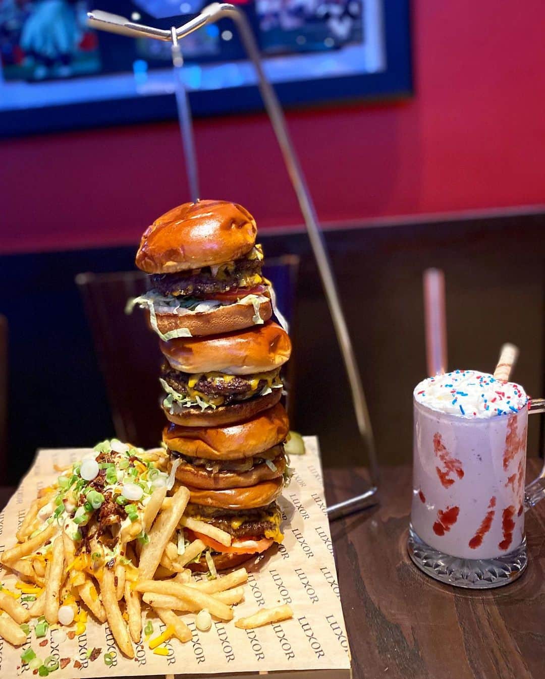 ライナ・ホワンさんのインスタグラム写真 - (ライナ・ホワンInstagram)「Would y’all try this out!? This is @luxorlv “Do it in public” burger 🍔 challenge that you get for free if completing in 30 minutes! . . It’s very delicious and there are 4 burgers a pile of fries 🍟 and a milkshake if you fail it’ll cost ya $69 😂. . . Check out my video taking it on to see how I did! .  https://youtu.be/vnEu6i0sL0I」10月14日 22時47分 - rainaiscrazy