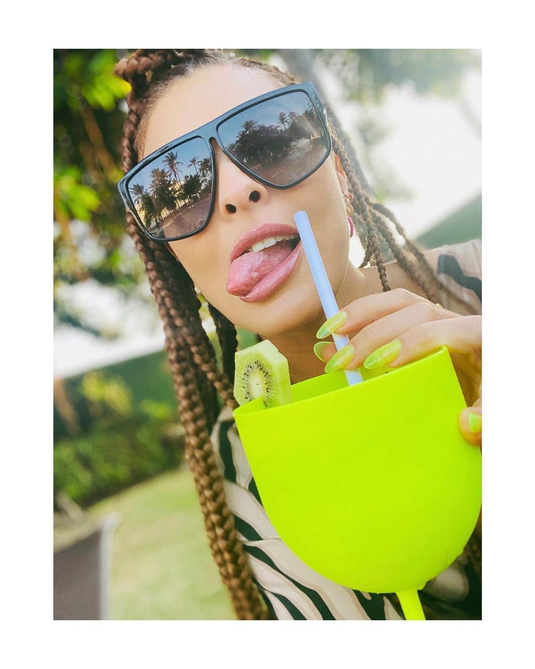 ジュリアナ・パエスのインスタグラム：「🥝 No No No... kkkkkk」