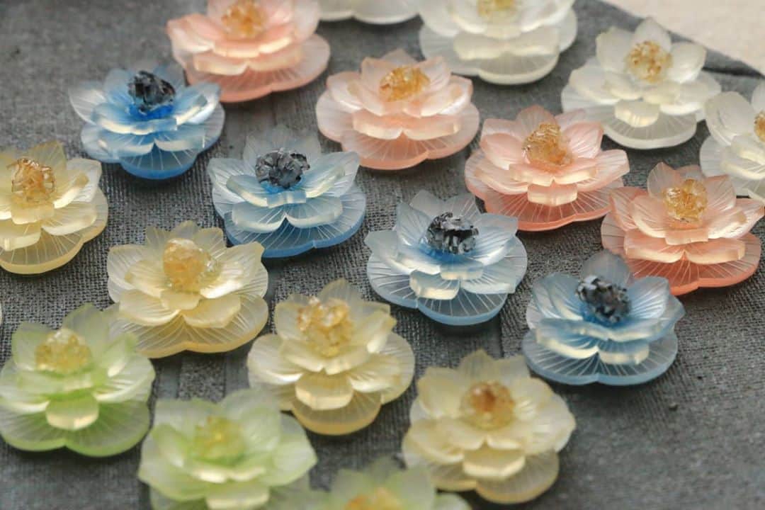 しば　さおりのインスタグラム：「小さな花々は耳飾りに仕立てて手作市場新宿マルイ本館店へお届けしました✨  @tezukuriichiba  @tzkuri.east   納品の前に一度売場へ伺ったのですが、小さなスペースにシンプルで心惹かれる素敵な作家さんの作品が沢山集まっていて。  自分もスペースに参加できることがとても嬉しかった記憶があります(*^^*)  手作市場新宿マルイ本館店での委託販売は10/31まで。 お近くへお越しの際は是非お立ち寄りください(*^^*)  ＊＊＊＊＊  イベント情報  💠10/1-31 手作市場新宿マルイ本館店 @tezukuriichiba  💠10/29 SNSのたね ZOOMオンラインセミナー (受講者募集中)  💠11/1-15 手作市場京都室町店 @kyoto_muromachi_tzkuri  💠2020/11/11-17 @bloombruna pop-up#10 「◯△□」at東京立川  💠↑期間中11/14-16 プラバンWS(生徒募集中)  各イベント詳細や申込はプロフィールリンク先のwebsiteをご覧下さい✨  ＊＊＊＊＊  #手作市場  #手作市場新宿マルイ本館店 #マルイ #新宿 #東京  #手作市場京都室町店 #京都  #オンラインセミナー  #ワークショップ #ワークショップ東京  #ハンドメイドピアス販売中 #ハンドメイドイヤリング販売中  #立体プラバン #プラバン #プラ板 #プラバンアクセサリー #ハンドメイド #ハンドメイドアクセサリー #ハンドメイドイベント #フラワーアクセサリー #手仕事 #花の好きな人と繋がりたい  #花のあるくらし  #熱縮片  #ハンドメイド小物 #ハンドメイド雑貨 #shrinkplastic #handmade #instagramart」