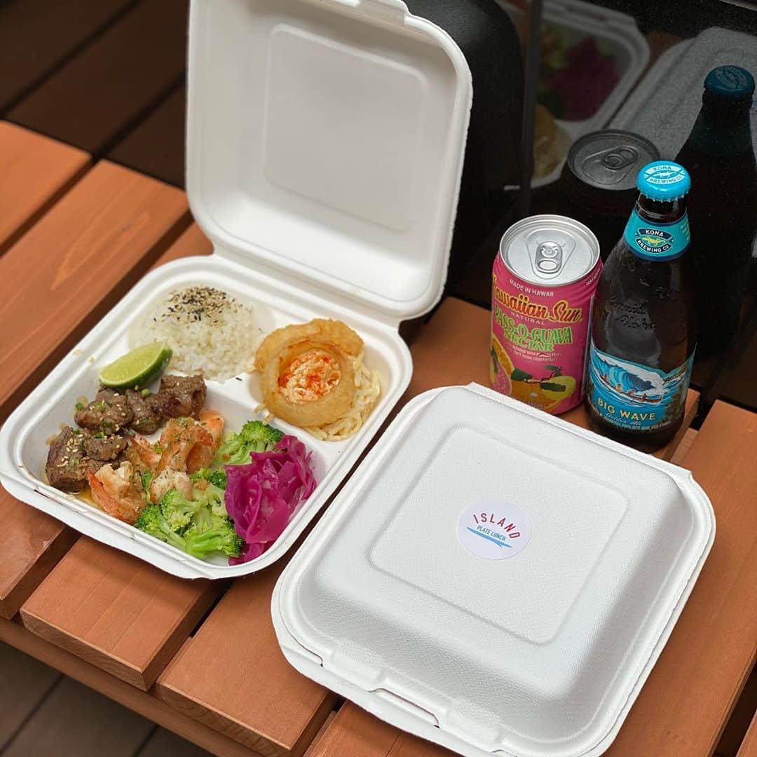 ayakonbubuさんのインスタグラム写真 - (ayakonbubuInstagram)「築地に10月8日（木）オープンした  @island_plate_lunch  に行ってきたよ❤️  私は　やっぱハワイと言ったらガーリックシュリンプ💕  サイコロステーキ&ガーリックシュリンプが入ってる  ⭐️SURF & TURF PLATE LUNCH / サーフアンドターフ プレートランチ⭐️ にしたよ‼️  美味しくて　ペロッ全部食べちゃった❤️❤️❤️  店内にはハワイを彷彿させるお菓子とかコーヒー‼️ ビールも可愛い柄😋❤️  #hawaii #hawaiifoodie #hawaiianfood  #hawaiianplatelunch #platelunch  #honolulu #oahu #waikiki #northshore  #garlicshrimp #loco #locomoco  #アイランドプレートランチ #プレートランチ #ハワイアンプレートランチ #ハワイアンプレートランチ専門店  #ハワイ #ワイキキ #ホノルル  #ガーリックシュリンプ #ロコモコ #ハワイ好きな人と繋がりたい  #海外旅行 #ハワイ旅行  #ハワイアンプレートランチ専門店 #ハワイ #ワイキキ #ホノルル #ガーリ」で検索してみてね🥰  Support By woomy  ストーリーズにURLを張ったから見てね！  ウーミーPR」10月14日 22時43分 - ayakonbubu