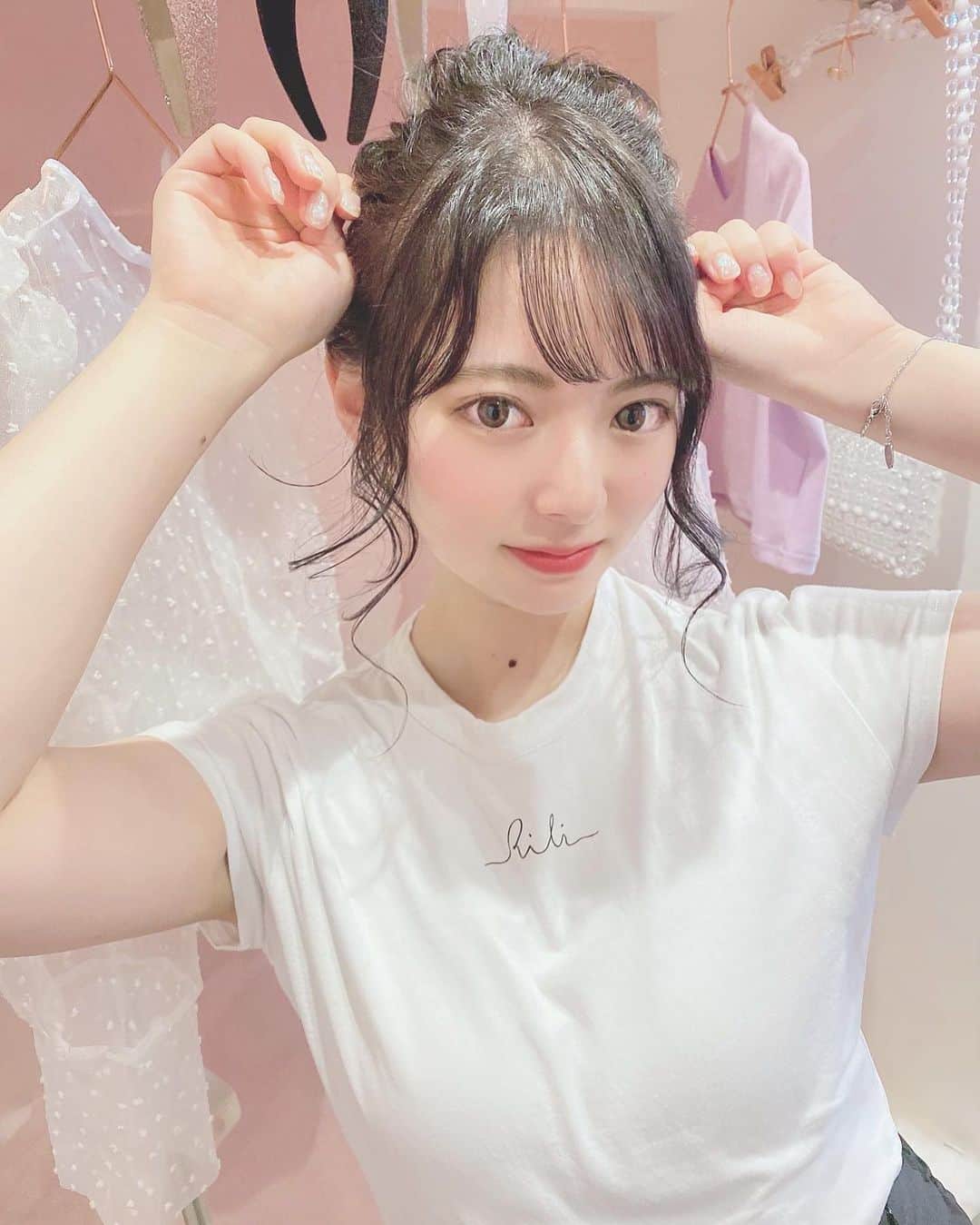 林桃絢美のインスタグラム：「🌷一つ前の投稿見ていただけたでしょうか？  10月17日に行われる当日投票の流れを記載しております！  この投稿の2枚目のLINEのアカウントを追加していただくと、 そちらから10月17日13時～17時に 投票していただけるようになるので追加お願い致します☺🌼  本日含め残り3日応援よろしくお願い致します🌟  #日本女子大学コンテスト #日本女子大学 #ミスコンテスト #ミスコレ  #美容院 #ヘアアレンジ #お団子ヘア」