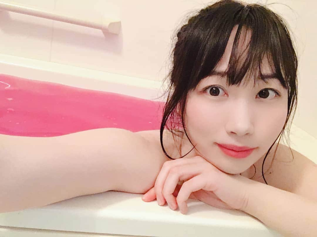 白葉まりさんのインスタグラム写真 - (白葉まりInstagram)「お風呂で動画撮った🛀 . 謎のピンク💟笑 使えるかまだわかりません😅 . . . . . . #お風呂 #バスタイム #ピンク #白葉まり #まとめ髪 #お風呂好き #晩上好 #bathtime #bathtub #goodevening」10月14日 22時46分 - shirahamari