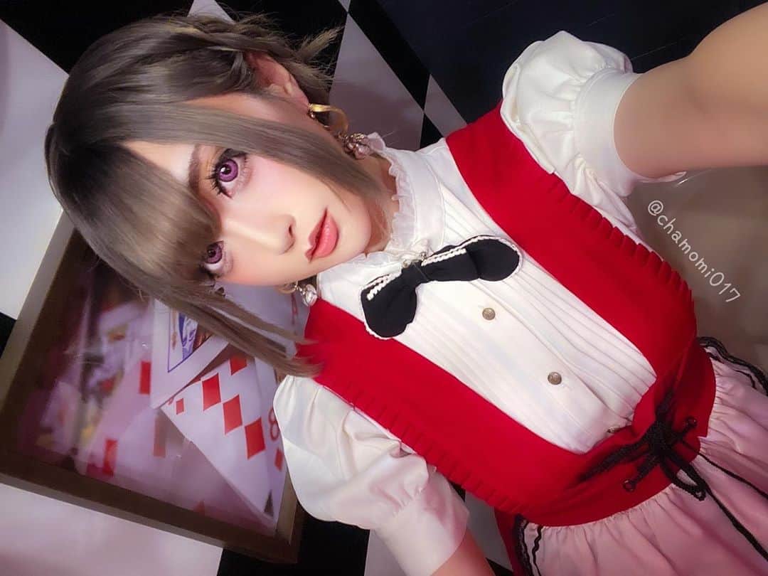のインスタグラム：「可愛いアリスな店内でイベントします!!  ♣️ワンダーランド撮影＆一日店長♣️ 2020年10月31日(土) 新宿 ♦️撮影会 10:00〜16:00 衣装2着 ♦️一日店長 18:00〜21:00  参加お待ちしてます٩( 'ω' )و ▼申し込みと詳細はこれを見てね▼ ‪https://lineblog.me/chamiblog/archives/2364737.html‬  シャンパンの申し込みは 16日12:00まで！！！！  今回はなんと光るシャンパン！！ 初めて光るシャンパンを見るから楽しみィィィ！！ぜひぜひゲットしてね\( *´ω`* )/  #ワンダーランド #アリス #コンセプト #カフェ #新宿 #歌舞伎町 #シャンパン #オリジナルドリンク #手作りフード #豚汁 #カレー #美味しいよ #お楽しみに #参加 #待ってます」