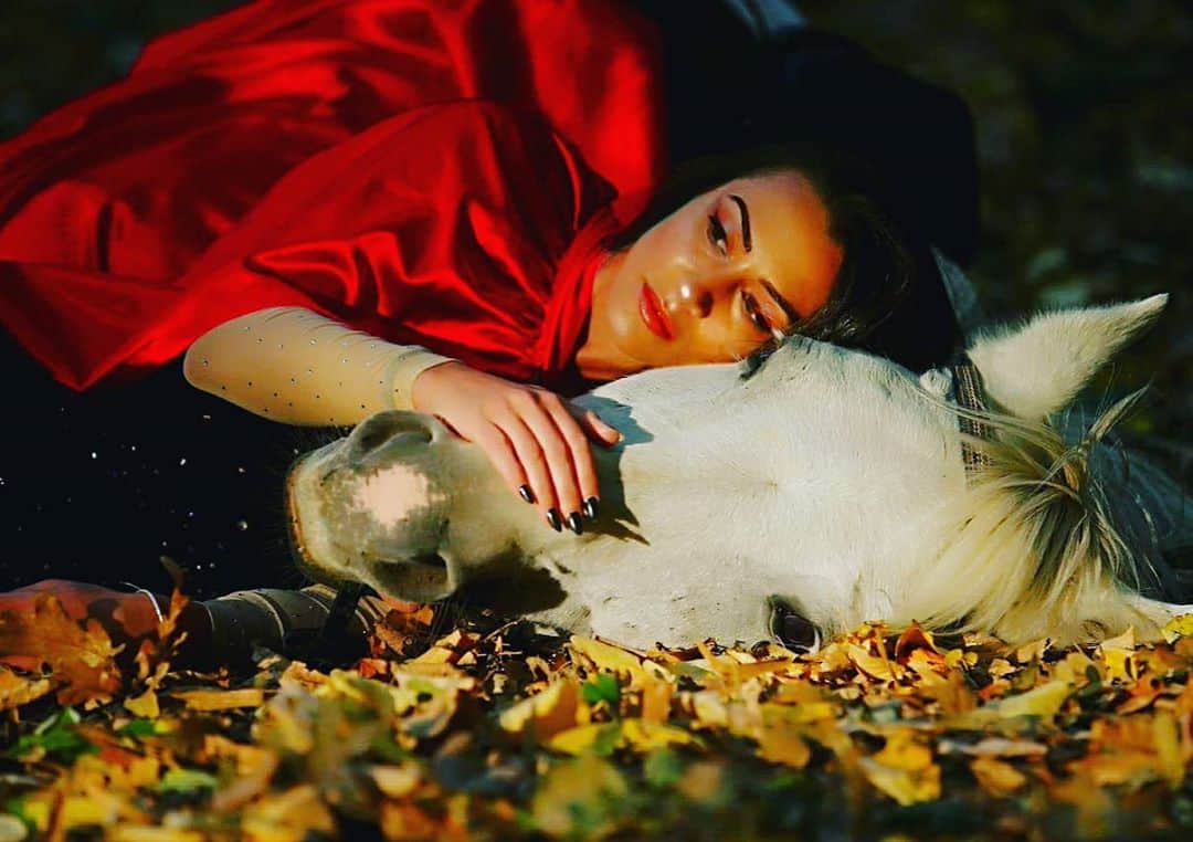 カタリナ・ポノルのインスタグラム：「True friendship is sitting together in silence and feeling like it was the best conversation you've ever had 🐴❤️ 📸 @stoicoviciu」
