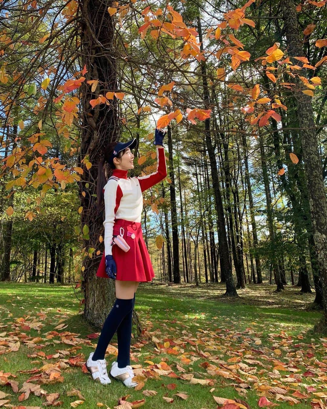松本あゆ美さんのインスタグラム写真 - (松本あゆ美Instagram)「. 軽井沢で家族ラウンドしました⛳️ 木々の葉が色づき始めていましたよ🍁 . ウエアは先日の展示会で購入したものです！ . 配色がお洒落なニットは肌触り抜群✨ 真っ赤なスカートも独特の優しい肌触りで、 検索したら"ダンボールニット"と呼ぶそう❤️ . . Tops・Skirt・Sun visor：@junandrope Golf club：@callawaygolf_japan . . #ダンボールニットは触ればこの素材ねとわかるはず . #junandrope #ジュンアンドロペ  #golfstagram #golfgirl #golfwear  #ゴルフ女子 #ゴルフ女子コーデ  #ゴルフ好きな人と繋がりたい  #軽井沢ゴルフ #太平洋クラブ軽井沢リゾート  #気象予報士 #セントフォース #お天気お姉さんの日常」10月14日 22時51分 - ayumi_matsumoto_1124