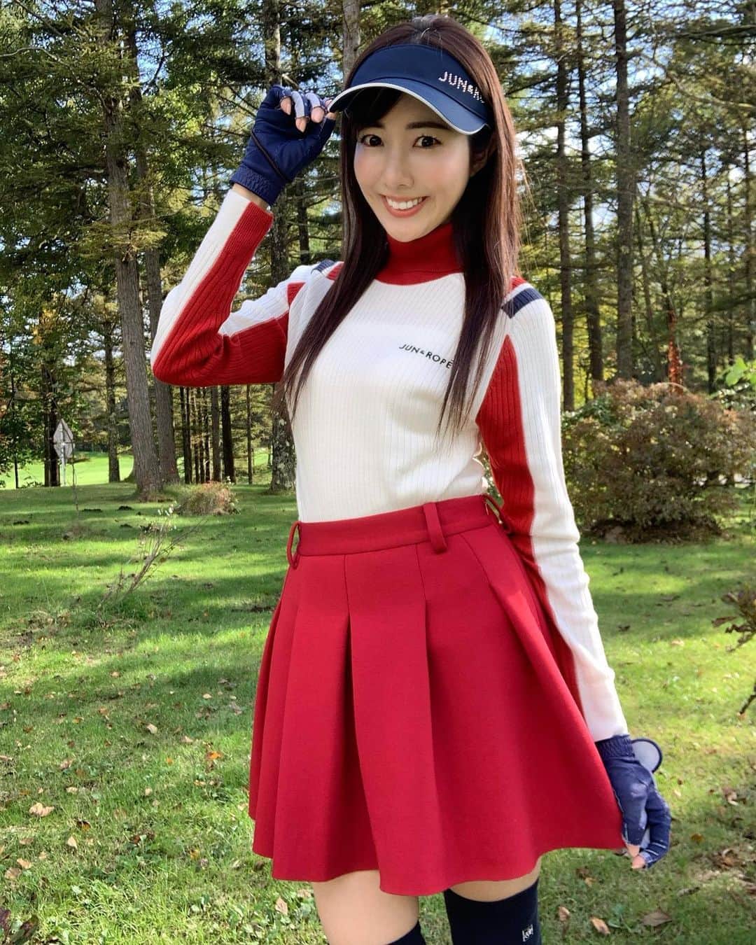 松本あゆ美さんのインスタグラム写真 - (松本あゆ美Instagram)「. 軽井沢で家族ラウンドしました⛳️ 木々の葉が色づき始めていましたよ🍁 . ウエアは先日の展示会で購入したものです！ . 配色がお洒落なニットは肌触り抜群✨ 真っ赤なスカートも独特の優しい肌触りで、 検索したら"ダンボールニット"と呼ぶそう❤️ . . Tops・Skirt・Sun visor：@junandrope Golf club：@callawaygolf_japan . . #ダンボールニットは触ればこの素材ねとわかるはず . #junandrope #ジュンアンドロペ  #golfstagram #golfgirl #golfwear  #ゴルフ女子 #ゴルフ女子コーデ  #ゴルフ好きな人と繋がりたい  #軽井沢ゴルフ #太平洋クラブ軽井沢リゾート  #気象予報士 #セントフォース #お天気お姉さんの日常」10月14日 22時51分 - ayumi_matsumoto_1124