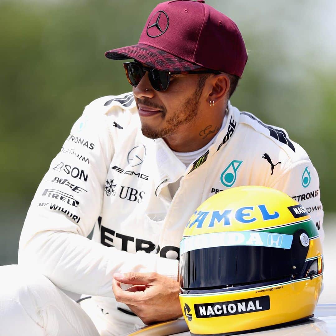 F1さんのインスタグラム写真 - (F1Instagram)「Lewis Hamilton now has a Schumacher helmet and a Senna helmet in his collection 🤩🇬🇧🇩🇪🇧🇷 .  #F1 #Formula1 #LewisHamilton #MichaelSchumacher #AyrtonSenna @lewishamilton @mercedesamgf1」10月14日 22時54分 - f1