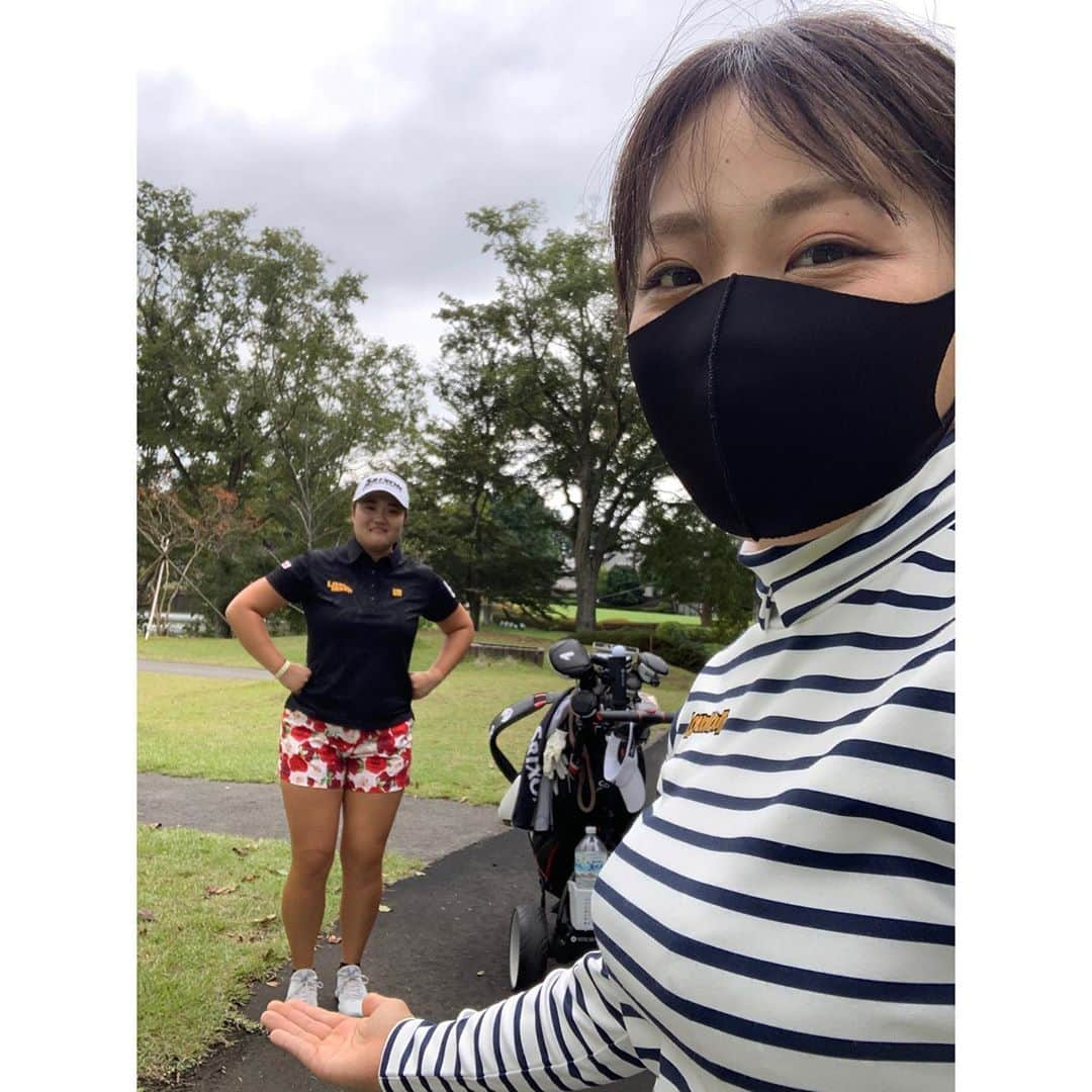 幡野夏生さんのインスタグラム写真 - (幡野夏生Instagram)「今週の#富士通レディース　は#河野杏奈　のスーパーセクシーキャディをします🥰❤️ #ラウドマウス　セクシーコンビです！笑 * 客観的に見て、自分のゴルフにも活かせるよう、そしてナンバーワン目指して、頑張るので、熱い応援、あんちゃんのフォローよろしくお願いします😘❤️❤️❤️ @annakono_17  * #ジーオーピー #Nexsol #PGM #環境ステーション #Loudmouth #ミズノ #アイインテグレーション * #ゴルフ #ゴルフ女子 #ゴルフスイング #プロゴルファー #YouTuber #プロゴルTuber #MITSUHASHITV #幡野夏生の目指せ賞金女王 #golf #golfswing #jlpga #lpga」10月14日 23時04分 - hatanonnon54