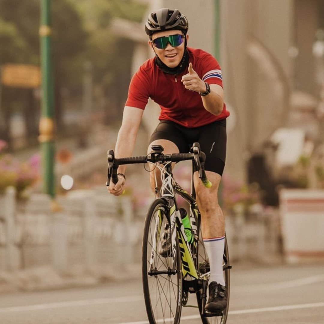 Fuji Bikesさんのインスタグラム写真 - (Fuji BikesInstagram)「Thumbs up! You're half way to the weekend!   📷: @sepeda.jason #bicycle #roadbike #bicycles #bicycletouring #roadbikes」10月14日 22時59分 - fujibikes