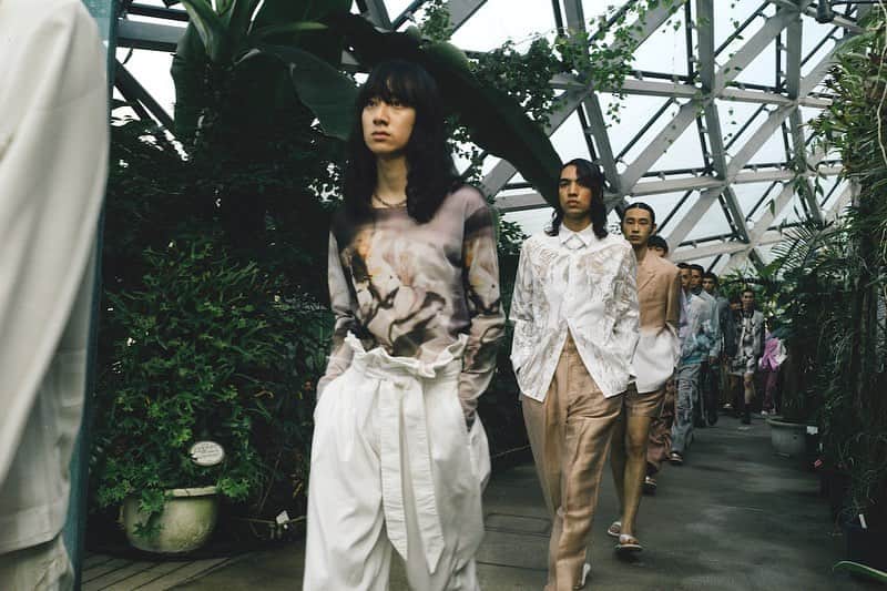 WWDジャパンさんのインスタグラム写真 - (WWDジャパンInstagram)「コレクション・リポート：逆風でもリアルショーにかける「ターク」　「こんな時代だからこそ業界を盛り上げる1発をかましたい」  2021年春夏シーズンの「楽天 ファッション ウィーク東京（Rakuten Fashion Week TOKYO）」が10月12日に幕を開けた。同日16時には森川拓野デザイナーが手掛ける「ターク（TAAKK）」が新宿御苑の大温室でリアルショーを開催。独特の素材使いや技法、クセの強いデザインなど、持ち味のクリエイションが光るコレクションで来場者に鮮烈なインパクトを残した。  リネン生地からコットンのシャツ生地へと織りが変わり、裾をタックインして着られるジャケット。裾や袖先をシアー素材で仕上げたトレンチコート。コレクションには、見慣れたアイテムの生地を大胆に変化させることで新しく見せるピースが多くそろった。シュルレアリズムをけん引した画家のルネ・マグリット（Rene Magritte）に着想し、「上半身が魚、下半身が人間になった"共同発明"という作品から大きなインスピレーションを得ました。見慣れたものをちょっとした工夫で新しく見せるのが超面白いと思うんです」と森川デザイナーは説明する。  コレクション・リポート全文は @wwd_jp のプロフィールのリンクから  PHOTOS：KO TSUCHIYA  #楽天ファッションウィーク東京 #RakutenFashionWeekTOKYO #RakutenFWT #ターク #TAAKK」10月14日 22時59分 - wwd_jp