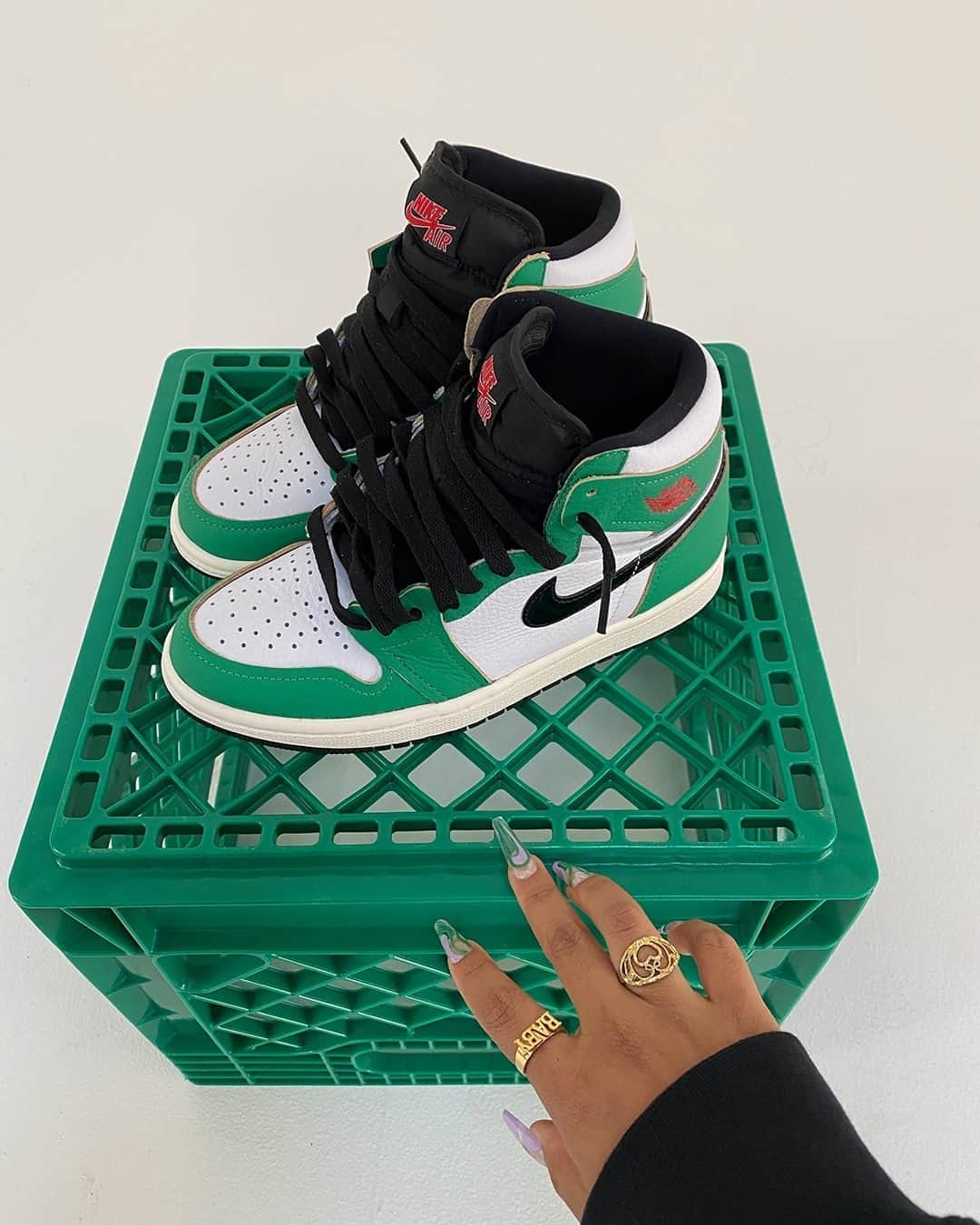 Foot Lockerさんのインスタグラム写真 - (Foot LockerInstagram)「GREEN is your color. 🍀 💰 The Women's Air Jordan 1 'Lucky Green' is available now! #RECROOMCREW」10月14日 23時00分 - footlocker