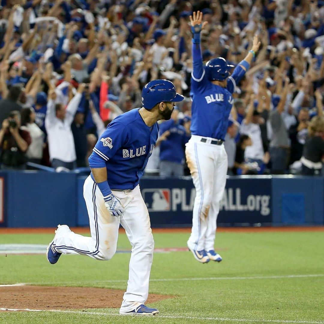 トロント・ブルージェイズさんのインスタグラム写真 - (トロント・ブルージェイズInstagram)「5 years ago today, @joeybats19 unleashed the Bat Flip heard ‘round the world! Where were you when it happened?」10月14日 23時00分 - bluejays