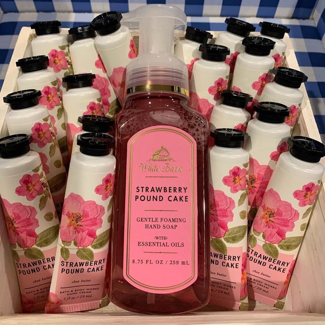 Bath & Body Worksさんのインスタグラム写真 - (Bath & Body WorksInstagram)「🍓 🍰 The perfect pair of hand care treats for #NationalDessertDay! 🍰 🍓  🧼 Gentle Foaming Hand Soap to wash away germs  👐 Shea Butter Hand Cream to leave your hands feeling soft, smooth & hydrated What Hand Soap + Hand Cream duo are you currently using?」10月14日 23時00分 - bathandbodyworks