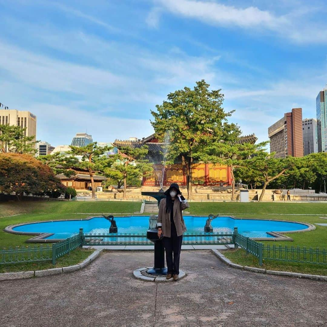 イム・スジョンのインスタグラム：「네 저예요,, 이뿐 친구와 덕수궁 산책하고 전시도 보고~ 기분 좋아졌어요☺️ #국립현대미술관덕수궁」